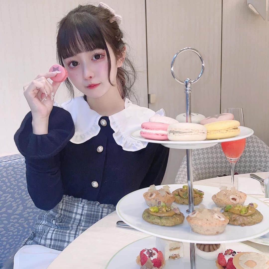 兎凪さやかのインスタグラム：「前髪切りすぎてオン眉気味になってしまったけどDiorカフェに行った時のしゃしん❤︎  #dior  #cafe #甘かった」