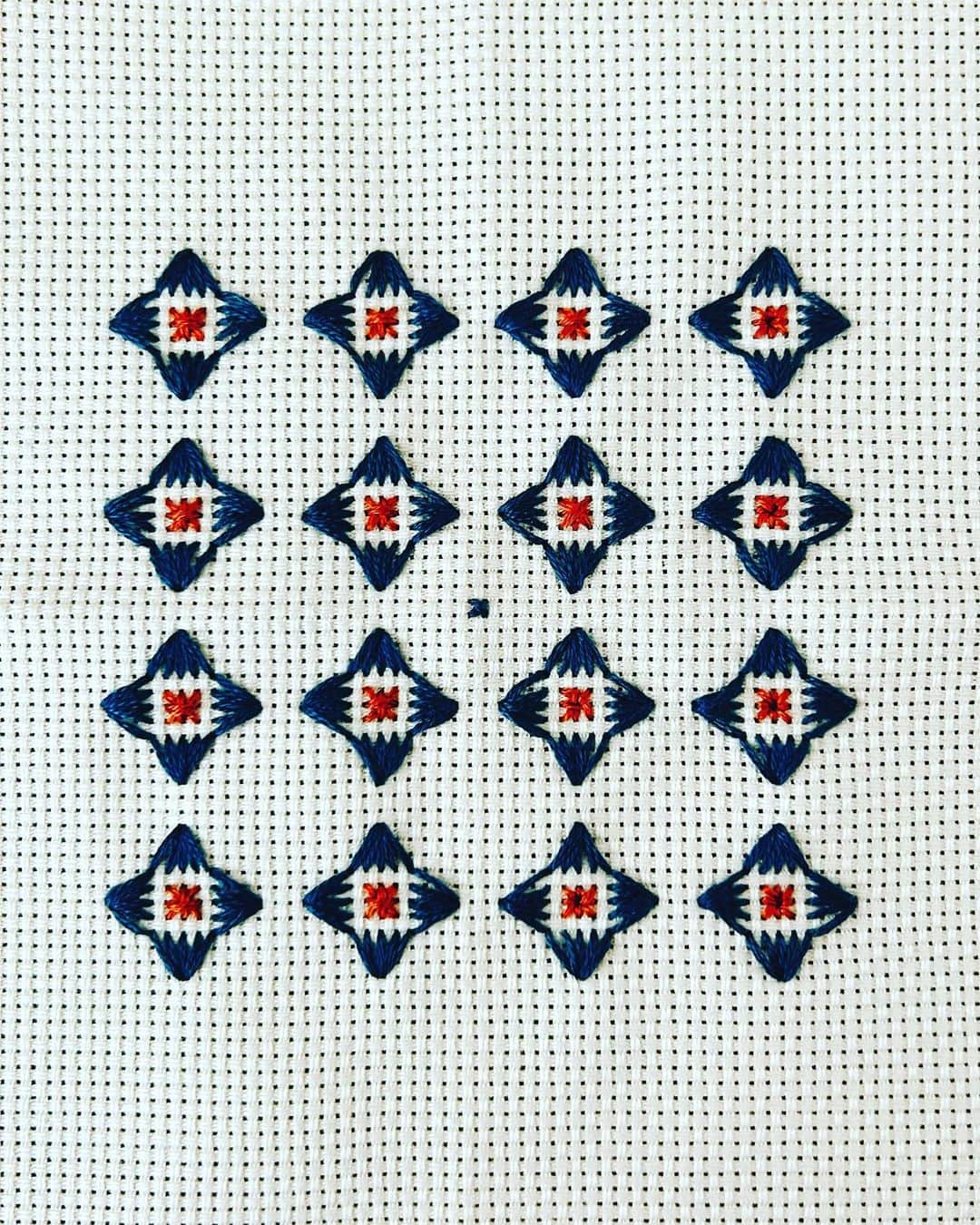 井上貴美のインスタグラム：「ひょんな事で出逢った刺繍𓇬𓇬𓇬 ハマってます。  刺繍糸の繊細な色のグラデーションに感動。 集中して、頭の中が整理されていくのが心地よい。  ラジオやPodcastの相棒にも最高です🙆🏻‍♀️ たまに爆笑し過ぎて指に針刺さりがち🤣」