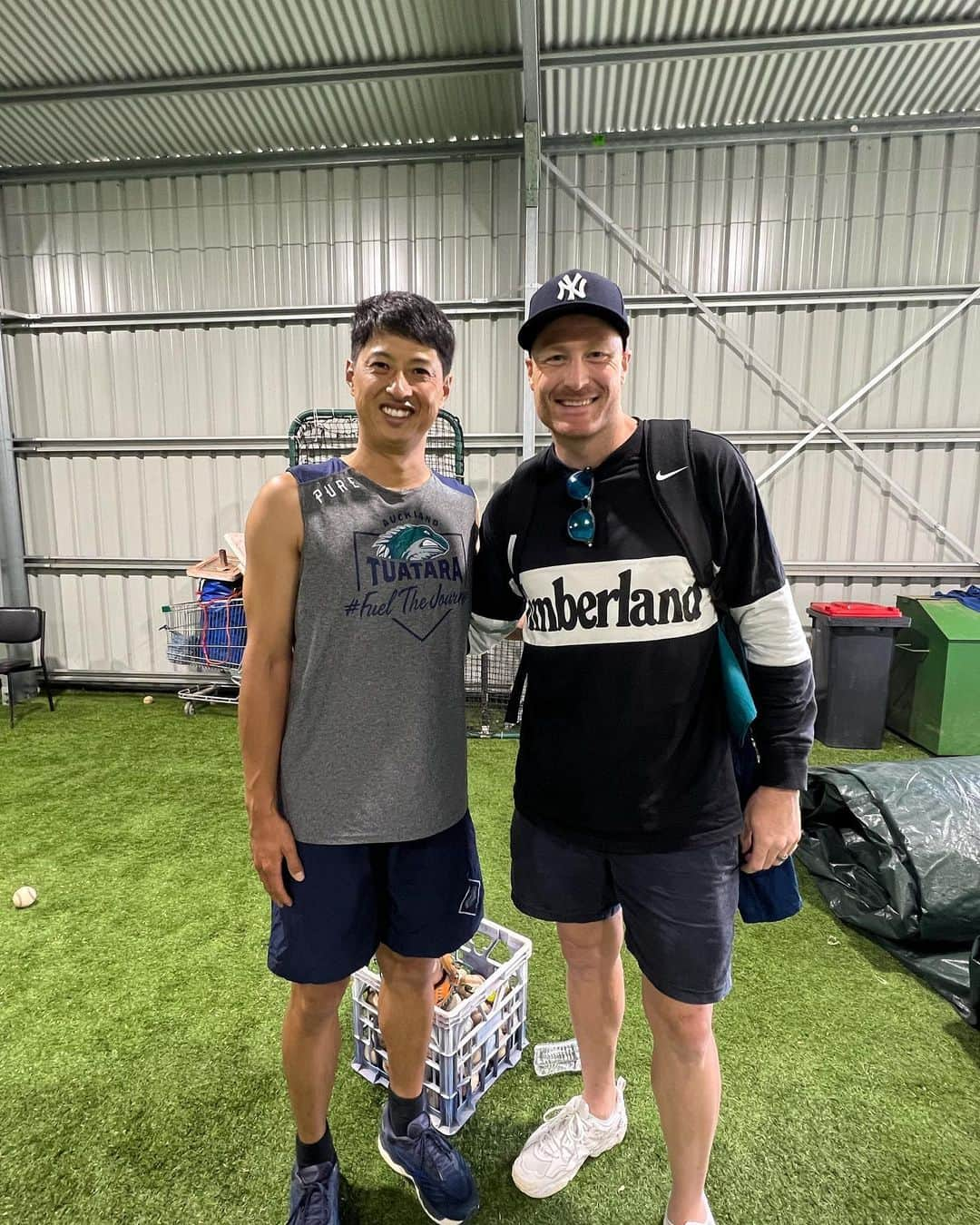 村田透のインスタグラム：「Geelongの遠征時にクリケット選手のMartin Guptil選手（ @martyguptill31 ）が試合を観に来てもらいその際に写真を撮ってもらいました。その前日に試合を観に行かせてもらい、その際スーパーキャッチを観たところだったので興奮状態でそのキャッチのことも教えてもらいました。素手でキャッチするのでかなりの技術がいるということを改めて実感しました。。  #martyguptill #criket #aucklandtuatara #torumurata #村田透」