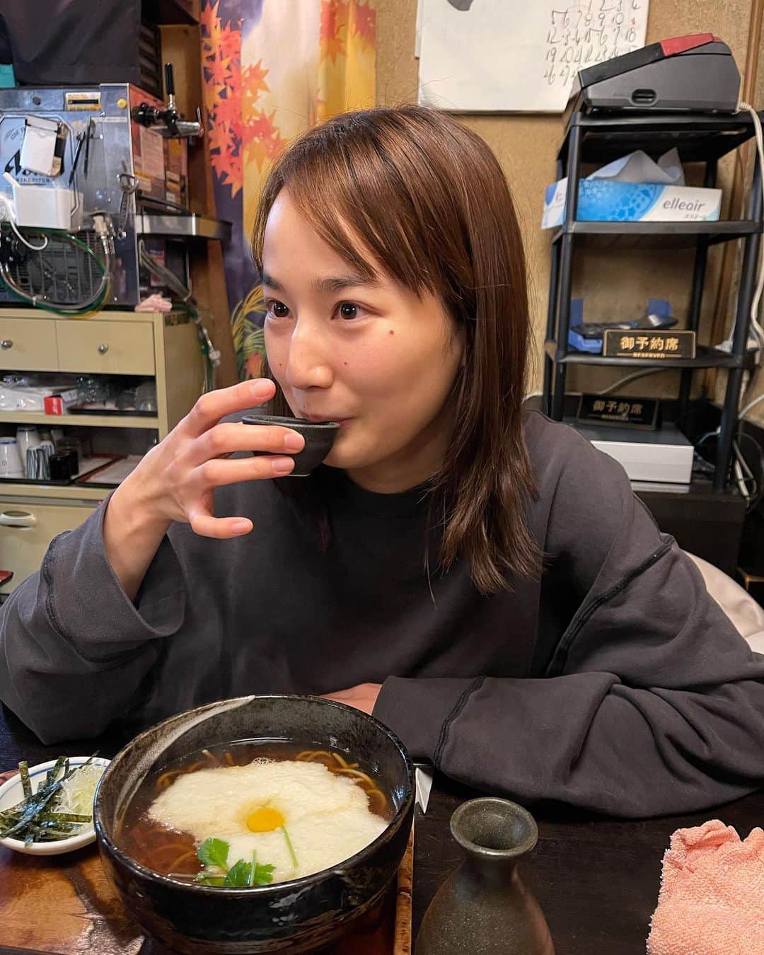 高嶋香帆のインスタグラム：「今日も今日とて。 蕎麦と日本酒👶🍶」