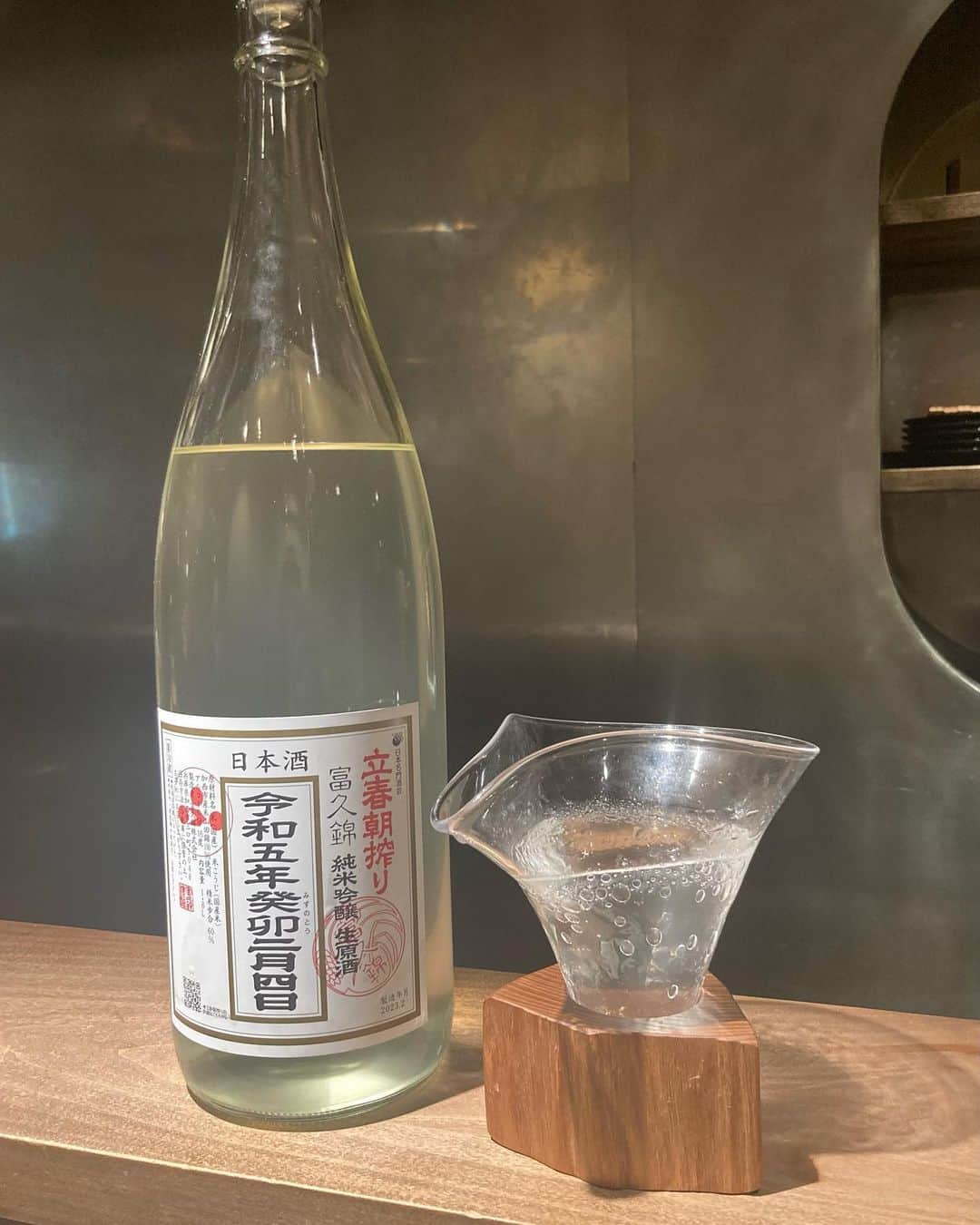 Dsukeのインスタグラム：「昨日お気に入りの焼鳥屋さんで、朝出来たてのお酒いただいた。こんなタイミングなかなか無い。  最近は後味すっきり系の味が好きで、このお酒は正にそんな感じで美味しかった！  #日本酒」