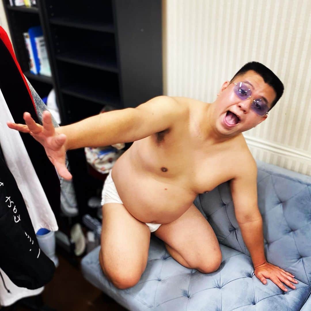 坂本純一のインスタグラム：「🍼🕶️」