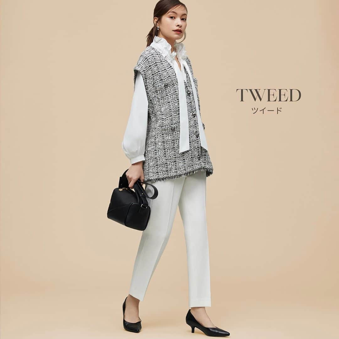 PLST（プラステ）さんのインスタグラム写真 - (PLST（プラステ）Instagram)「"TWEED" -2023 SPRING SEASON BOOK-  定番中の定番、爽やかな白のスティックパンツを今年らしく着こなすならば、 ヒップが隠れる丈感のツイード素材のベストが最適💜  フリルネックボウタイブラウスを重ね、華やかにアレンジ。 小物も含めてシックなモノトーンスタイルに仕上げて。  🏷タイプライターギャザーブラウス ¥9,990（tax in） 🏷ツイードニットベスト ¥12,000（tax in） 🏷PLUS STYLEスティックパンツ（コットンブレンド） ¥9,990（tax in） 🏷メタルドロップイヤリング ¥2,990（tax in） 🏷ソフトフェイクレザーショルダーバッグ ¥8,990（tax in） ※2月下旬発売予定 🏷PLUS STYLEパンプス（ローヒール） ¥9,990（tax in）  #PLST #プラステ #プラステコーデ #PLSTコーデ #トレンドアイテム #トレンド  #きれいめカジュアル #23SS」2月5日 17時52分 - plst_official