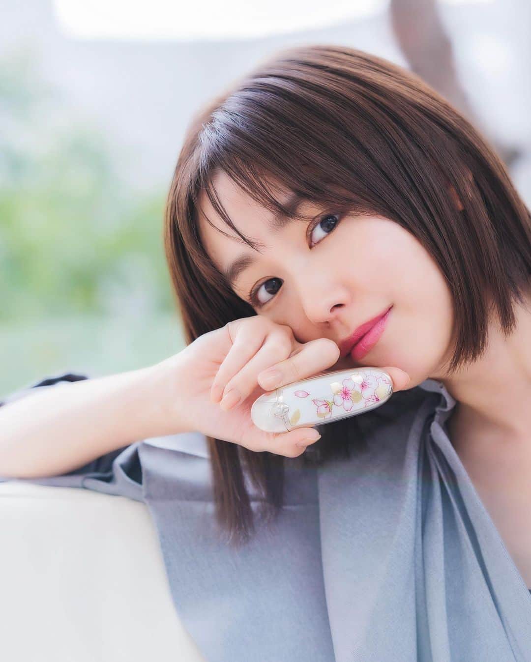 桐谷美玲さんのインスタグラム写真 - (桐谷美玲Instagram)「自然の生み出す絶景にインスパイアされて様々な製品が誕生しているという @guerlain  桜の花びらのようなカラーのルージュ ジェで、春を先取りしてみました♡ この桜が咲いているケースはチェリーブロッサムという名前🌸 bagに入れて持ち歩いているだけで春を感じられるね。早く暖かくなってほしい🥺 #ゲラン #ルージュジェ #チェリーブロッサム」2月5日 17時53分 - mirei_kiritani_