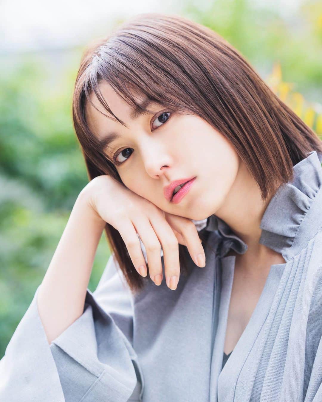 桐谷美玲さんのインスタグラム写真 - (桐谷美玲Instagram)「自然の生み出す絶景にインスパイアされて様々な製品が誕生しているという @guerlain  桜の花びらのようなカラーのルージュ ジェで、春を先取りしてみました♡ この桜が咲いているケースはチェリーブロッサムという名前🌸 bagに入れて持ち歩いているだけで春を感じられるね。早く暖かくなってほしい🥺 #ゲラン #ルージュジェ #チェリーブロッサム」2月5日 17時53分 - mirei_kiritani_