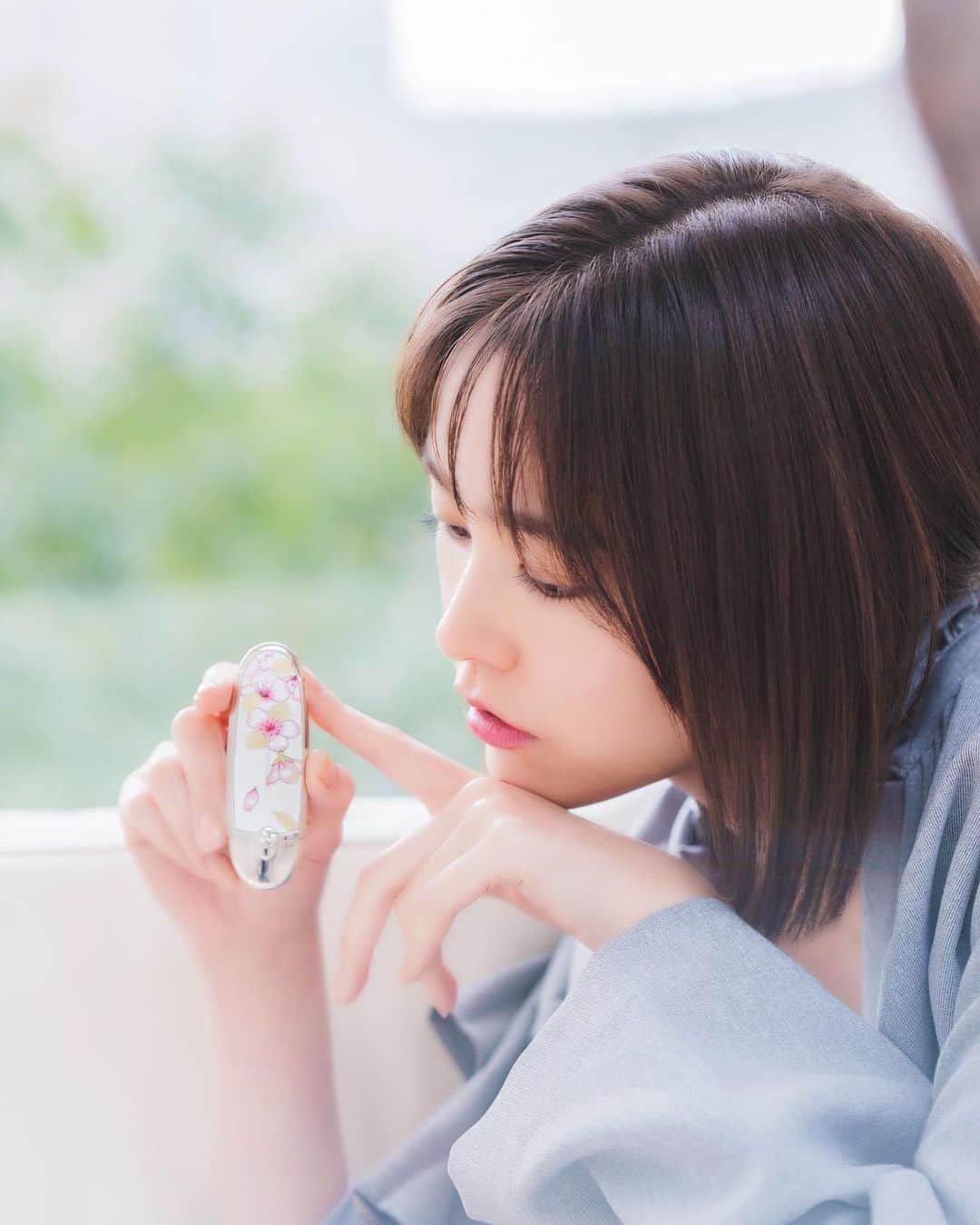 桐谷美玲さんのインスタグラム写真 - (桐谷美玲Instagram)「自然の生み出す絶景にインスパイアされて様々な製品が誕生しているという @guerlain  桜の花びらのようなカラーのルージュ ジェで、春を先取りしてみました♡ この桜が咲いているケースはチェリーブロッサムという名前🌸 bagに入れて持ち歩いているだけで春を感じられるね。早く暖かくなってほしい🥺 #ゲラン #ルージュジェ #チェリーブロッサム」2月5日 17時53分 - mirei_kiritani_