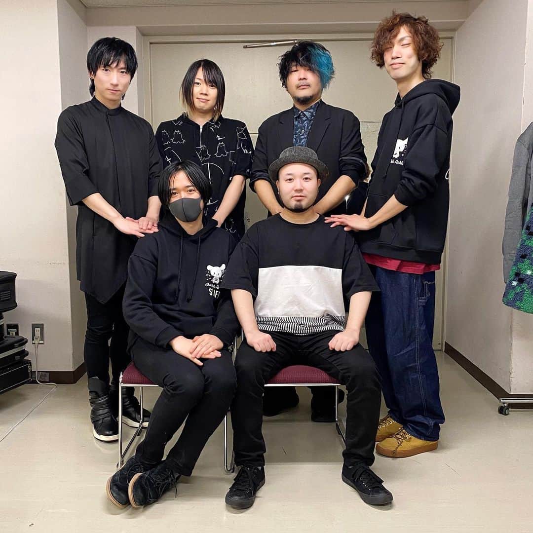 のインスタグラム：「ちょこらび🍫🐰 SURPRISE Tour 2022-2023 FINAL 幕張メッセ  昼夜公演と素敵な時間でした☺︎ 圭くんとのツインベースは、ほんと刺激です お声がけありがたや。  良き時間でしたので 少しばかりの寂しさもありますね。 メンバーの皆さんもツアー完走お疲れ様でした！！  機材も新しいのが増えましたが いい感じのマッチングです☺︎  #ちょこらび #幕張メッセ」