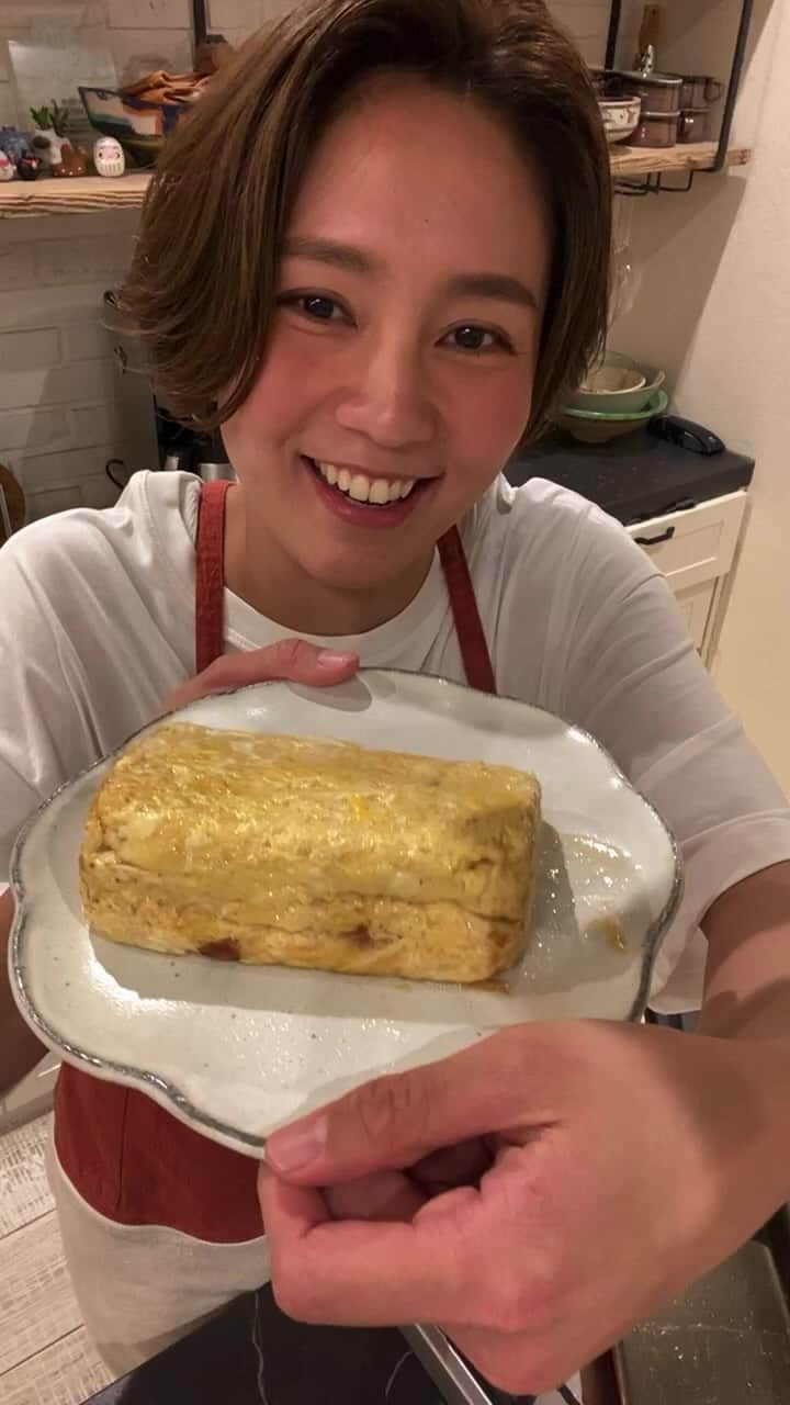 和田明日香のインスタグラム：「3/3に出る「楽ありゃ苦もある 地味ごはん。」から、だし巻き卵、作ったよ🥚」