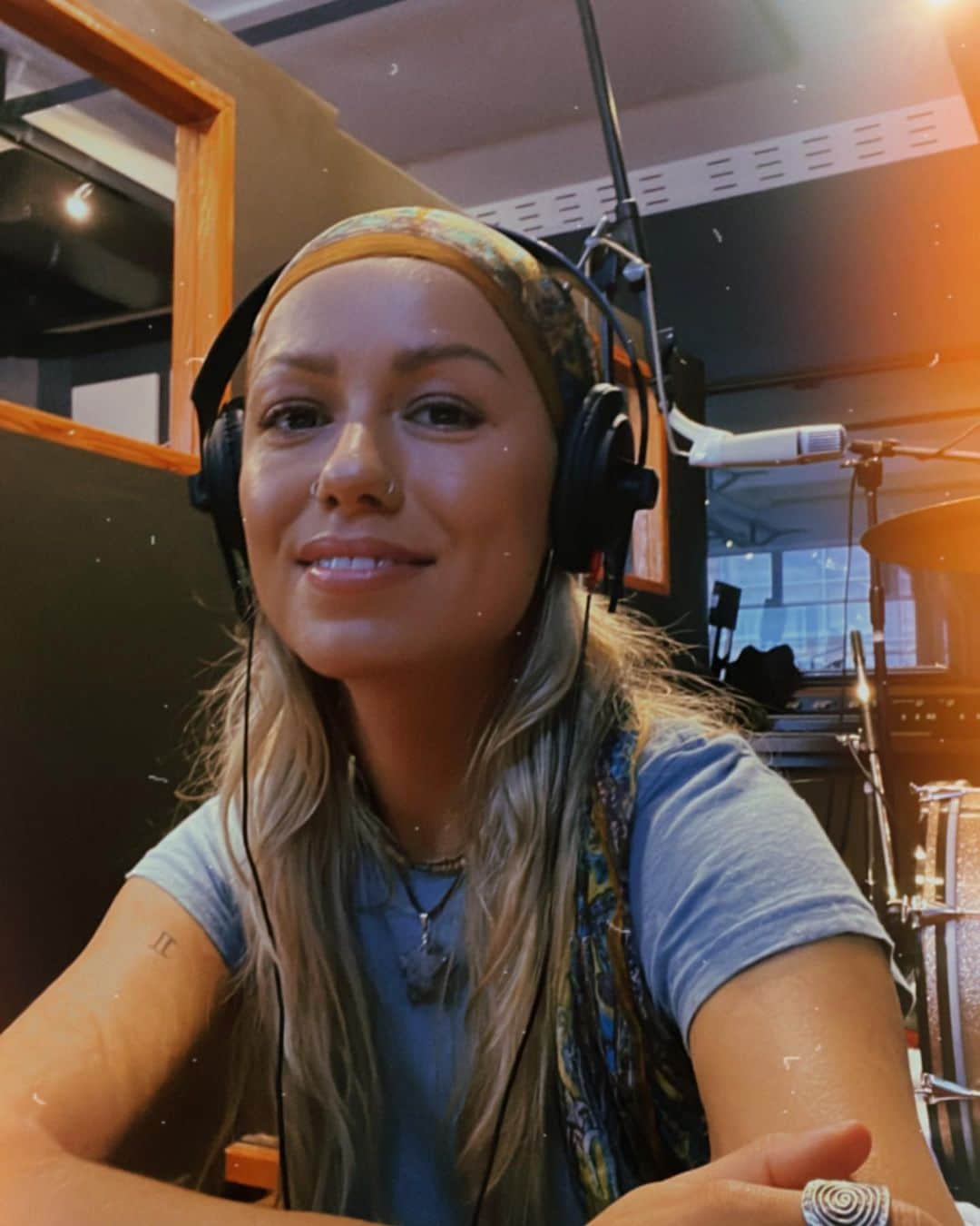 ジェナ・マクドゥーガルのインスタグラム：「I wish I could tell me from one year ago that Hevenshe will be on her first tour this week 🥹 With @amnthewilderness no less. Join us at The Triffid, 170 Russell & Factory Theatre. 3 sleeps!」