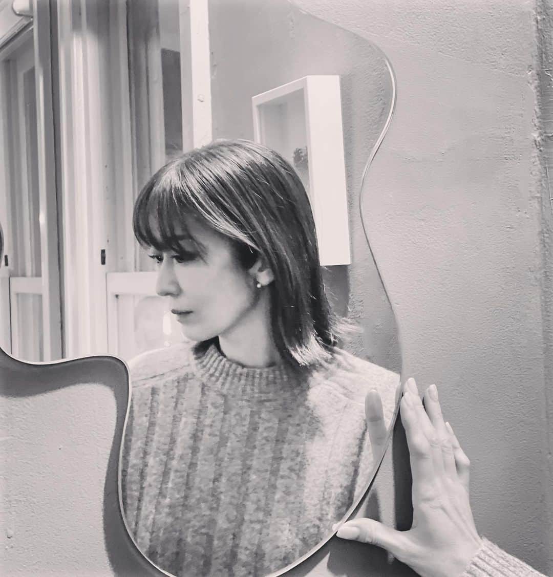大河内奈々子のインスタグラム：「・ ・ このミラーがずっと気になっていて、、、  あの人への贈り物にと思ったり 自分へのご褒美にと思ったり  遊び心が溢れるものって　買うのも贈るのも とてもワクワクする😊  楽しい個展だったなと 作品を思い返して 次はあれを買いたいななんて余韻に浸っています😌  #gift #贈り物を選ぶ時間も贈り物 #大河内奈々子 #nanakoohkouchi #meechee」