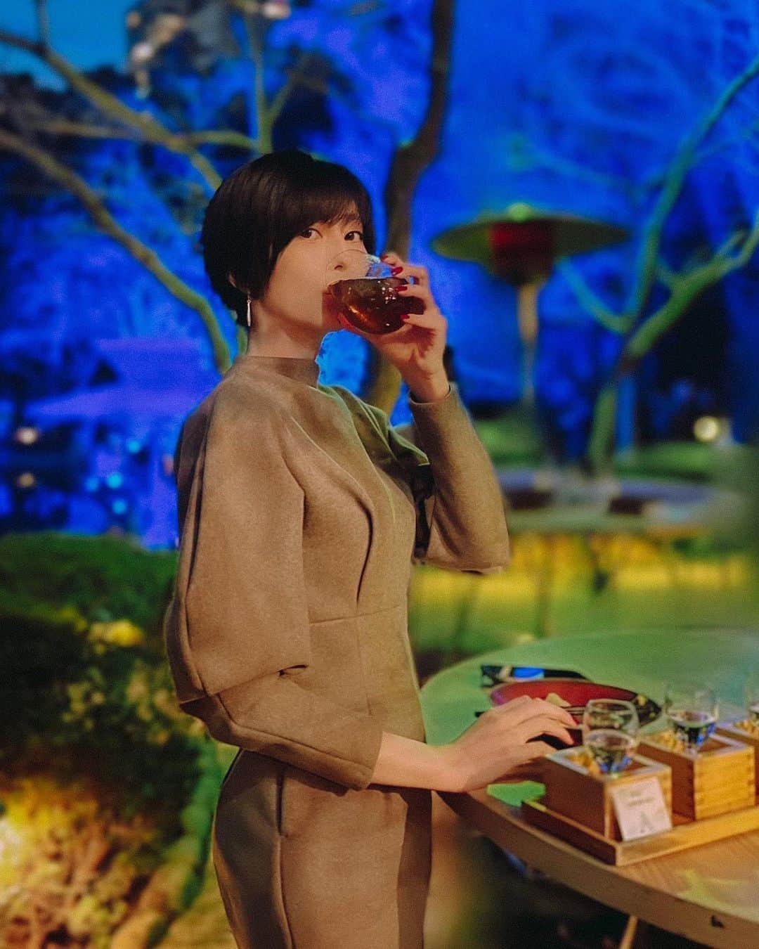 乃亜のインスタグラム：「青に染まった日本庭園で、おでんや日本酒をたのしみました。  #少しも寒くないわ  #tsurubymarikooikawa  #tokyobluegarden2023 #週末  #イルミネーション #白金台 #八芳園」