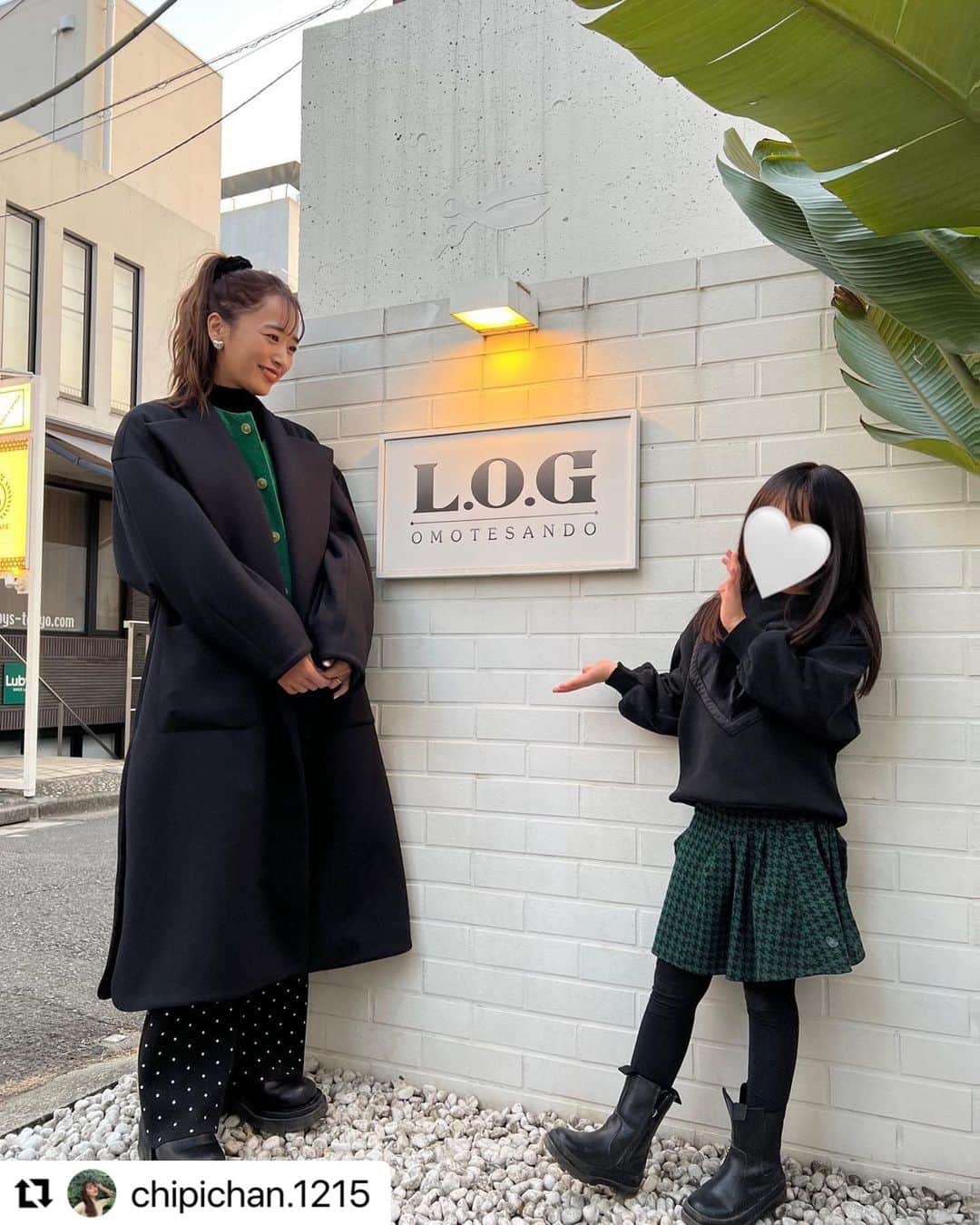 のインスタグラム：「十愛ちゃん cut/treatment✂️ 喜んでもらえて嬉しいなー😆 たまに、美容師に戻ると改めて素晴らしい仕事だなと、小さい子にこんなに喜んでもらえるなんて嬉しかった☺️👏🏻こちらこそ、ありがとうございます✨ ちぴ十愛ちゃんバレンタインのチョコもありがとね🍫🥰  @chipichan.1215  5歳の娘、 2回目のヘアカット😍💕 2年ぶりくらいかなぁ😂  もう伸びすぎてシャンプーも大変で… やっとやっと美容院来れました💇‍♀️🫶🏻 幼稚園の後に公園に行き、 思いっきり遊んだあと、機嫌がいいまま… バッサリ切ってもらいました😚  けんじくん、、 @log_kenjikarasawa  家族でお世話になってます✨💇‍♀️  気付いたらグリーンブラックで リンクコーデでした💓💓  ポージングがすでにインフルエンサー😂笑 十愛ちゃん、きれいきれいしてもらえてよかったね☺️」