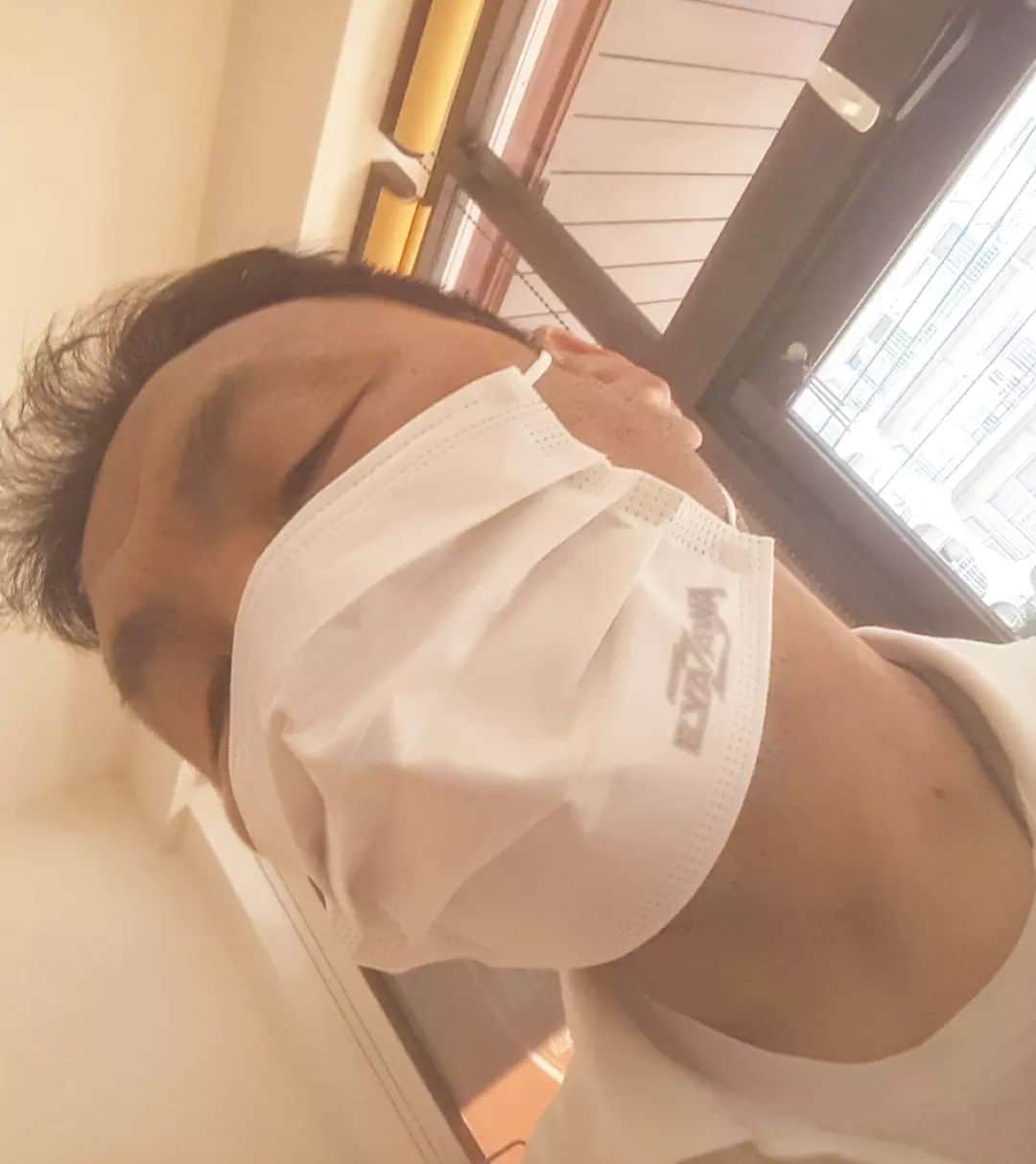 金原弘光のインスタグラム：「ちょっと前に頂いた永ちゃんのマスク。  これを着けて施術したら気分が上がったよ⤴⤴ 先生、どうもありがとうございます。  #e・yazawa  #永ちゃん」