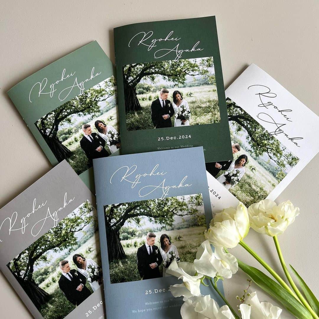 merry_wedding_shopのインスタグラム：「-Profile Book- Item No. PHT12  軽やかなタイポグラフィーと、トレンドのカラーを組み合わせたデザイン。ナチュラルで洗練されたイメージです。  同じデザインの三つ折り席次表もご用意しております。  詳しくはプロフィールのリンクから。  #席次表 #席次表手作り #席次表オーダー #結婚式席次表 #プロフィールブック #プロフィールブック手作り #プロフィールブックオーダー #メニュー表 #席札 #ペーパーアイテム #前撮り #結婚式前撮り #ウェディングフォト #プレ花嫁 #プレ花嫁準備 #結婚式準備 #花嫁準備 #プレ花嫁さんと繋がりたい #全国のプレ花嫁さんと繋がりたい #日本中のプレ花嫁さんと繋がりたい #結婚式 #披露宴 #ウェディング #ブライダル #大人婚 #2023春婚 #2023夏婚 #merrywedding」