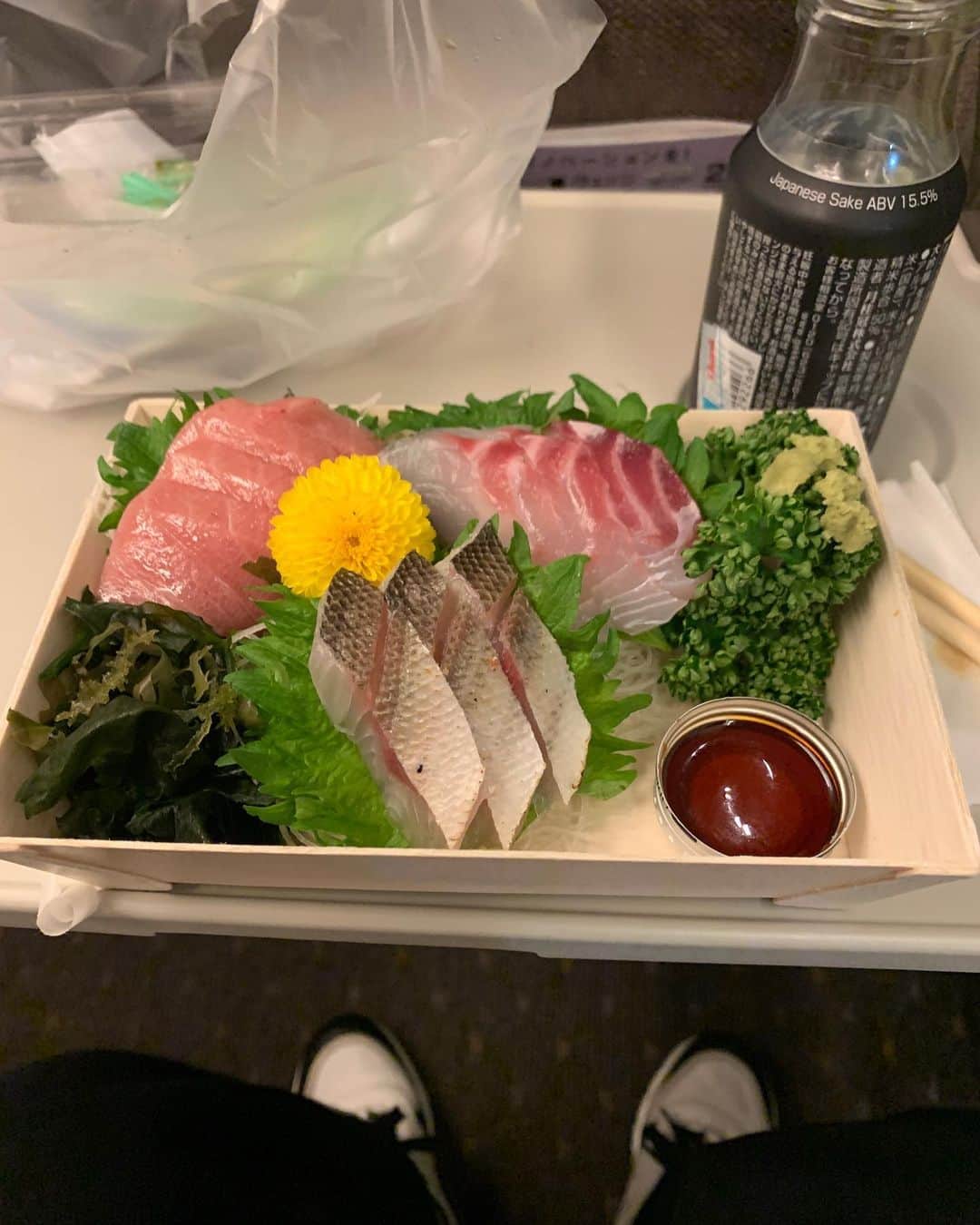 津田篤宏のインスタグラム：「この前ロケに行かせてもらった東京駅で売ってるお刺身！お醤油のお皿がないので日本酒の大きめの蓋を利用した。最高やで！次の駅で美女が隣に座ってくれたらもう思い残すことはないで！よろしゅー！」