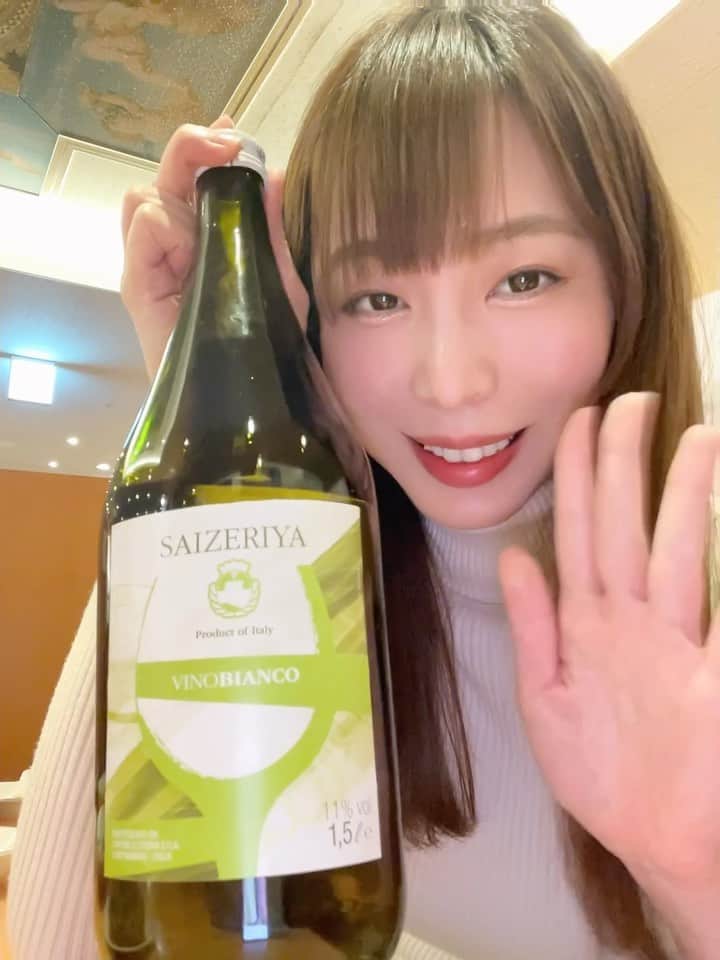 塩地美澄のインスタグラム：「先日のDVDお渡し会のトークショーで 皆さんからおススメいただいた サイゼリヤのマグナム（白ワイン1500ml）を注文！ お値段以上に美味しかったです。 グラス一杯だけいただいて残りを 無事にお持ち帰りしました🤙  またイベントで皆さんとやりとりできるのを楽しみにしています♪ 今月は18日に撮影イベントを開催。遠方の方はなかなか難しいかもしれませんが...是非ご参加くださいね！  ✅ ラジオ新番組「塩地美澄のふくろとじらじお」 毎週金曜よる21時〜放送 #塩地美澄 #japanere #wine」