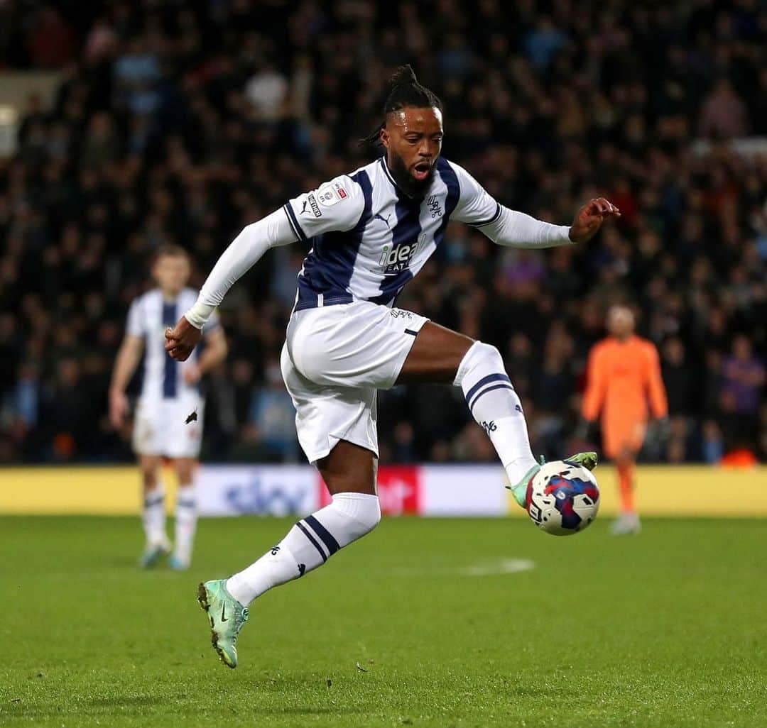ナサニエル・チャロバーのインスタグラム：「+3  and a great atmosphere at the Hawthorns. Let’s carry the winning feeling into the next game. #NC25 #baggies」