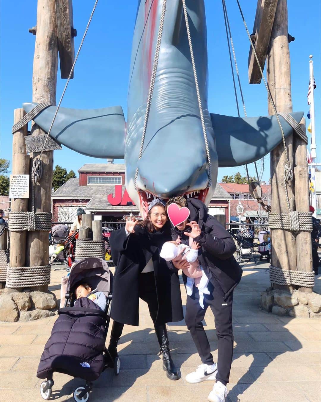 Mai Wakimizuのインスタグラム：「USJ＼(^o^)／(USJって呼ぶのはアラフォーの象徴らしい。笑 今時の子はユニバだそうです。)子ども達が寝てしまい、おじさんおばさんがただただ浮かれてる写真になった。笑 #usj#家族写真#2歳6ヶ月#生後6ヶ月」