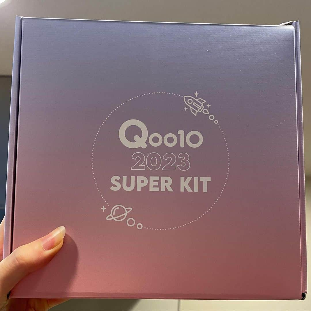 華妃 さんのインスタグラム写真 - (華妃 Instagram)「Qoo10オリジナルBOXが届きました❣️ 韓国のベスコスアワードに輝いた 10ブランドのおすすめアイテムが詰まった 《Qoo10 Super kit🎁》です！  ▷AMUSE デューティント 日本限定 東京モモ  ▷TIRTIR マスクフィットミニクッション21N  ▷MILK TOUCH オールディロング＆カールマスカラ (私はブラウンでした！)  ▷CLIO キルカバーザニューファンウェアクッション2.5  ▷Anua ドクダミ 77%スージングトナー  ▷innisfree レチノール シカリペアアンプル  ▷medicube ゼロ毛穴 1DAYセラム  ▷numbuzin 4種から選べるナンバーシートマスク   ▷VT COSMETICS CICAデイリースージングマスク CICAバイタルマスク  ▷OLIVE YOUNG バイオヒールボ プロバイオダームクリーム  全部本気レビューしたいのですが、 シカレチとゼロ毛穴セラムは 一緒には使えないので、 数日部位分けで使ってみました✨️  私的オススメは、 numbuzinのパック(4)と、アヌアのドクダミ！ ニキビ肌や敏感肌の鎮静にいいなと思ったので 選びました〜！！  美容アカウントの方でちゃんと レビューしたい。笑    プロバイオダームも良いと思うけれども 数日で即感動！と言うよりは 使い続ける系だと思うので、 (目元にハリ感は感じられる)  重度の花粉やハウスダストアレルギー持ちの 私的に、サッと鎮静できる系2つが オススメの結果になりました❣️  @qoo10.official  SUPER SALEを2/7(火)23:59まで開催中〜❤️😆 欲しかった商品があるなら買うなら今です！！！  #pr #qoo10superkit #qoo10 #qoo10購入品」2月5日 18時56分 - hanairo879