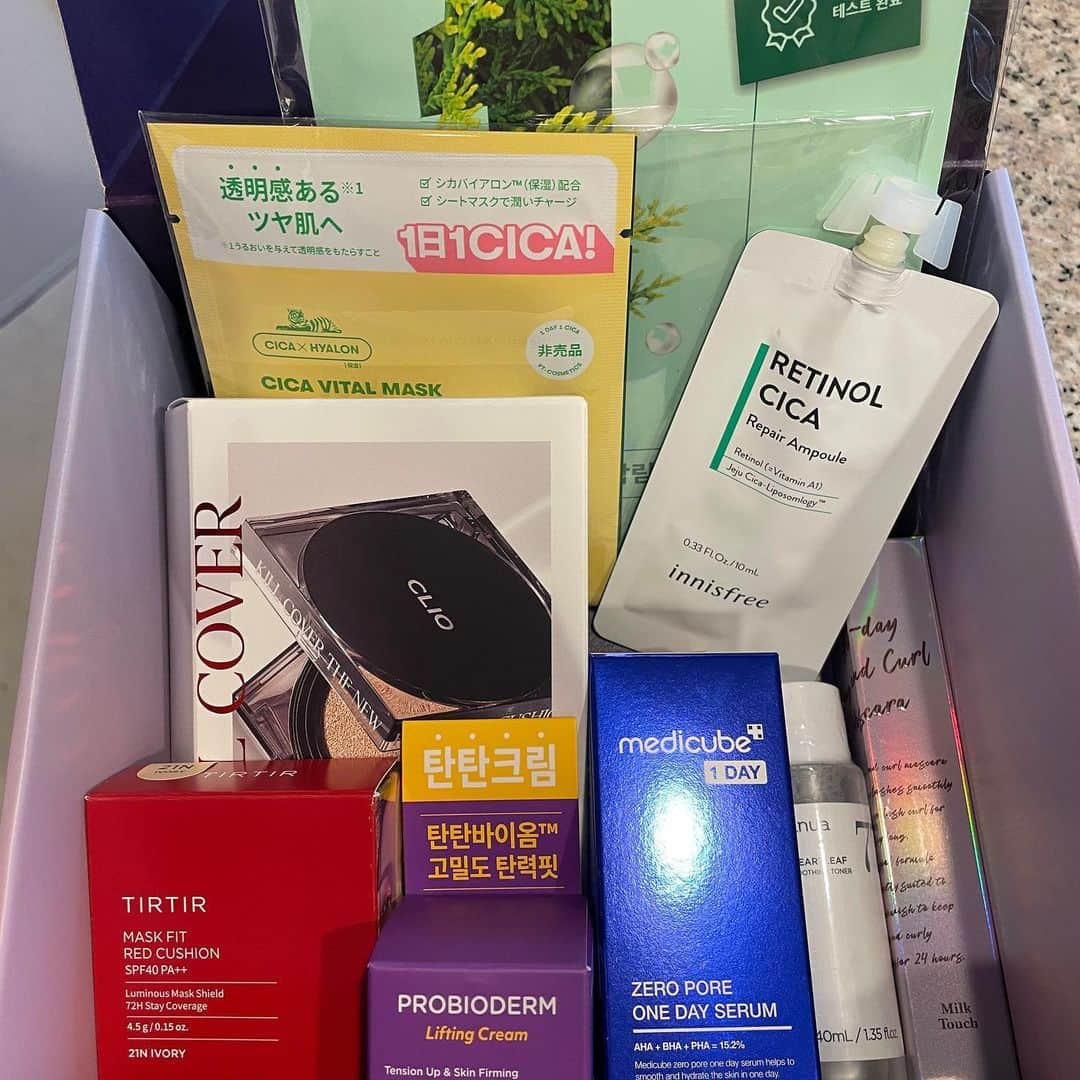 華妃 さんのインスタグラム写真 - (華妃 Instagram)「Qoo10オリジナルBOXが届きました❣️ 韓国のベスコスアワードに輝いた 10ブランドのおすすめアイテムが詰まった 《Qoo10 Super kit🎁》です！  ▷AMUSE デューティント 日本限定 東京モモ  ▷TIRTIR マスクフィットミニクッション21N  ▷MILK TOUCH オールディロング＆カールマスカラ (私はブラウンでした！)  ▷CLIO キルカバーザニューファンウェアクッション2.5  ▷Anua ドクダミ 77%スージングトナー  ▷innisfree レチノール シカリペアアンプル  ▷medicube ゼロ毛穴 1DAYセラム  ▷numbuzin 4種から選べるナンバーシートマスク   ▷VT COSMETICS CICAデイリースージングマスク CICAバイタルマスク  ▷OLIVE YOUNG バイオヒールボ プロバイオダームクリーム  全部本気レビューしたいのですが、 シカレチとゼロ毛穴セラムは 一緒には使えないので、 数日部位分けで使ってみました✨️  私的オススメは、 numbuzinのパック(4)と、アヌアのドクダミ！ ニキビ肌や敏感肌の鎮静にいいなと思ったので 選びました〜！！  美容アカウントの方でちゃんと レビューしたい。笑    プロバイオダームも良いと思うけれども 数日で即感動！と言うよりは 使い続ける系だと思うので、 (目元にハリ感は感じられる)  重度の花粉やハウスダストアレルギー持ちの 私的に、サッと鎮静できる系2つが オススメの結果になりました❣️  @qoo10.official  SUPER SALEを2/7(火)23:59まで開催中〜❤️😆 欲しかった商品があるなら買うなら今です！！！  #pr #qoo10superkit #qoo10 #qoo10購入品」2月5日 18時56分 - hanairo879