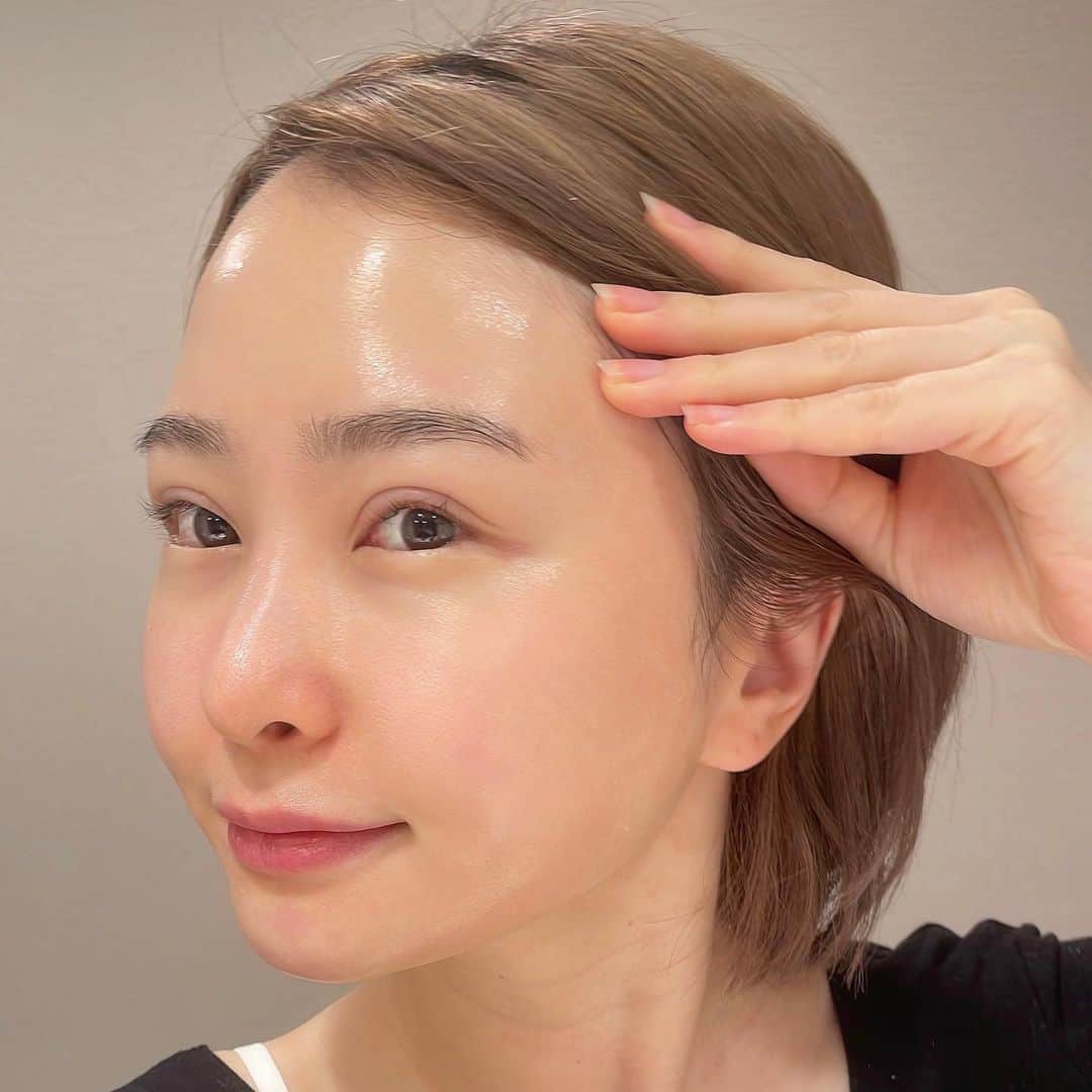 華妃 のインスタグラム：「Qoo10オリジナルBOXが届きました❣️ 韓国のベスコスアワードに輝いた 10ブランドのおすすめアイテムが詰まった 《Qoo10 Super kit🎁》です！  ▷AMUSE デューティント 日本限定 東京モモ  ▷TIRTIR マスクフィットミニクッション21N  ▷MILK TOUCH オールディロング＆カールマスカラ (私はブラウンでした！)  ▷CLIO キルカバーザニューファンウェアクッション2.5  ▷Anua ドクダミ 77%スージングトナー  ▷innisfree レチノール シカリペアアンプル  ▷medicube ゼロ毛穴 1DAYセラム  ▷numbuzin 4種から選べるナンバーシートマスク   ▷VT COSMETICS CICAデイリースージングマスク CICAバイタルマスク  ▷OLIVE YOUNG バイオヒールボ プロバイオダームクリーム  全部本気レビューしたいのですが、 シカレチとゼロ毛穴セラムは 一緒には使えないので、 数日部位分けで使ってみました✨️  私的オススメは、 numbuzinのパック(4)と、アヌアのドクダミ！ ニキビ肌や敏感肌の鎮静にいいなと思ったので 選びました〜！！  美容アカウントの方でちゃんと レビューしたい。笑    プロバイオダームも良いと思うけれども 数日で即感動！と言うよりは 使い続ける系だと思うので、 (目元にハリ感は感じられる)  重度の花粉やハウスダストアレルギー持ちの 私的に、サッと鎮静できる系2つが オススメの結果になりました❣️  @qoo10.official  SUPER SALEを2/7(火)23:59まで開催中〜❤️😆 欲しかった商品があるなら買うなら今です！！！  #pr #qoo10superkit #qoo10 #qoo10購入品」