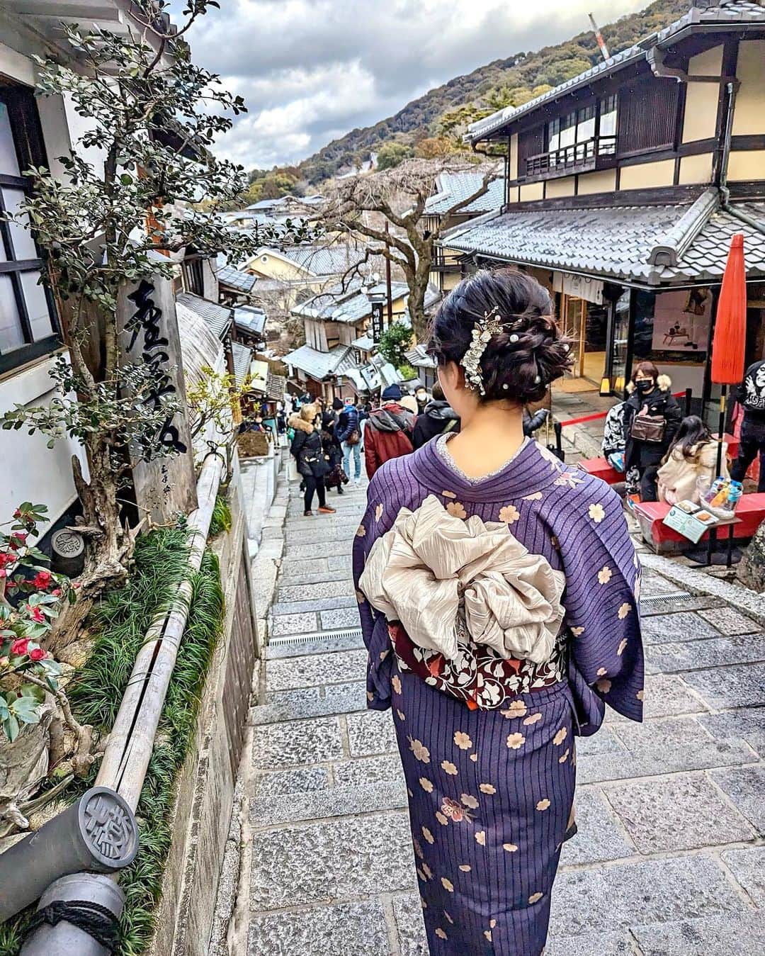 のインスタグラム：「京都街歩き💓 @vasara_official_plan の京都駅前店で着物レンタルしてヘアアレンジして🥹✨ ママとの着物デート👘（最後の写真はママ） 楽しかったー💓雑貨屋さんみたりお香買ったりザ女子京都旅！ . 沢山撮って貰ったのでまた投稿するね💓 ママ写真上手だなぁ📸👏 . #京都 #京都着物レンタル #京都グルメ #着物 #kimono #着物ヘア #着物コーデ #kyoto #visitjapan #着物女子 #京都観光  #京都旅行」