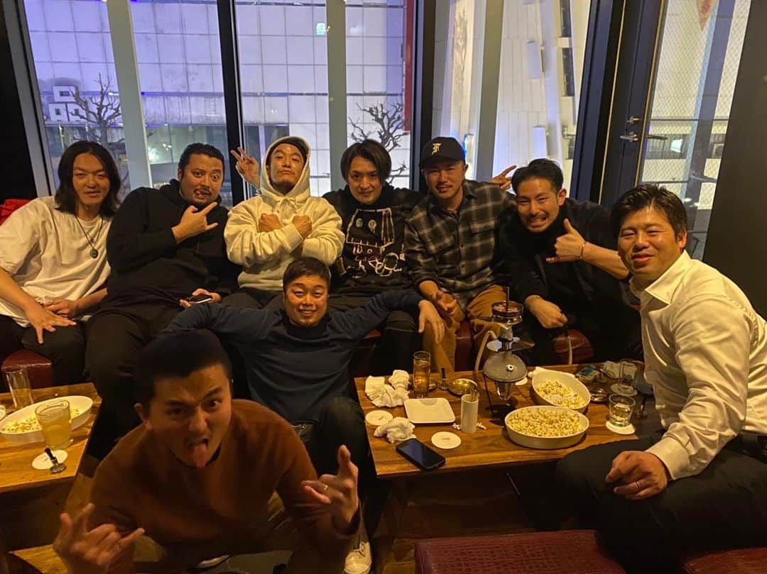 細川優さんのインスタグラム写真 - (細川優Instagram)「先日のプチ同窓会的な時の一枚。卒業してから18年くらいたつのかな？w今でもこんな感じで集まれるのはなかなかないことだなーと感慨深いものがありますね🤣  愉快だった👍w  #ICUHS #国際基督教大学高等学校  #25期」2月5日 19時30分 - yuhosokawa