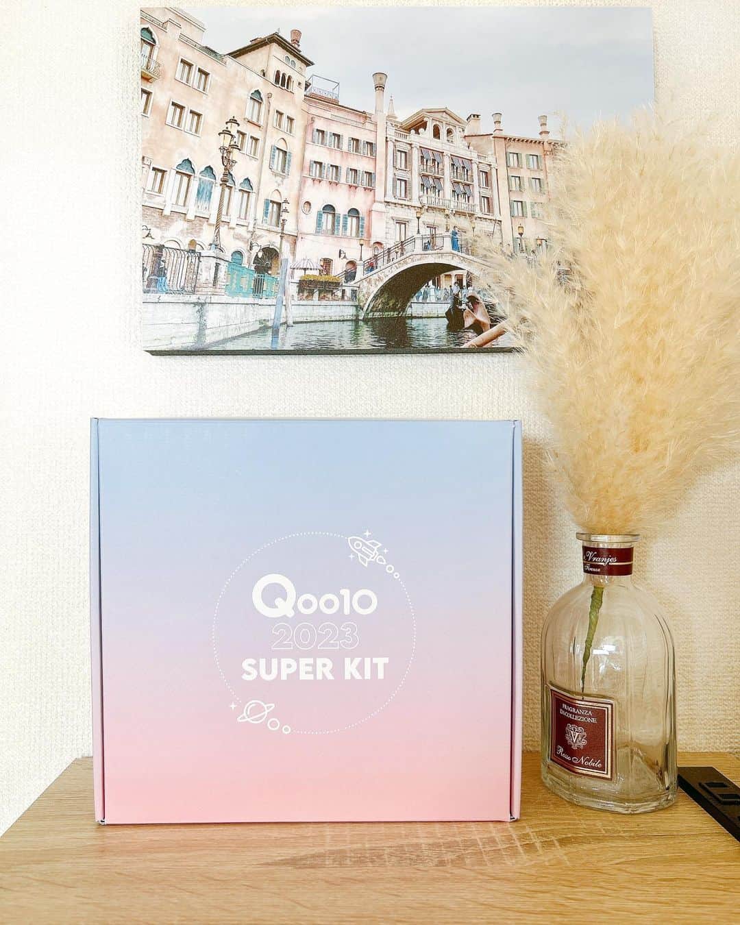 上坂由莉のインスタグラム：「⁡ ⁡ みんな大好きQoo10🪞˖ﾟ SUPER SALEやってるよ🎉 @qoo10.official  ⁡ ⁡ 今回もQoo10さんよりSUPER KITを ご提供いただきました🙏 いつも使ってる赤のTIRTIRの ミニサイズが入っててテンションが❤️‍🔥 これはメイク直し、持ち運び用に認定です☝️⸝⸝ VTのパックもいつも使用しているので安定🍋🌱 ⁡ ⁡ Milk TouchのマスカラはYouTubeで見てて 使ってみたかった物なんです🥺💓 ⁡ ⁡ Qoo10スーパーセールは 2/7(火)23:59までやってるみたいですよ🛒💓 ⁡毎回メガワリも目を血眼にしてみてるけれど、 2月もSALEやってくれてるのは嬉しい！！ 他にも服やらポチりました🛒  ⁡ #qoo10superkit #qoo10 #CLIO #TIRTIR #milktouch #innisfree #numbuzin #medicube #vtcosmetics #oliveyoung #amuse #anua #pr #beautybox #クッションファンデ #レチノール #フェイスマスク #韓国コスメ #コスメ好き #コスメレビュー #美容レポ」