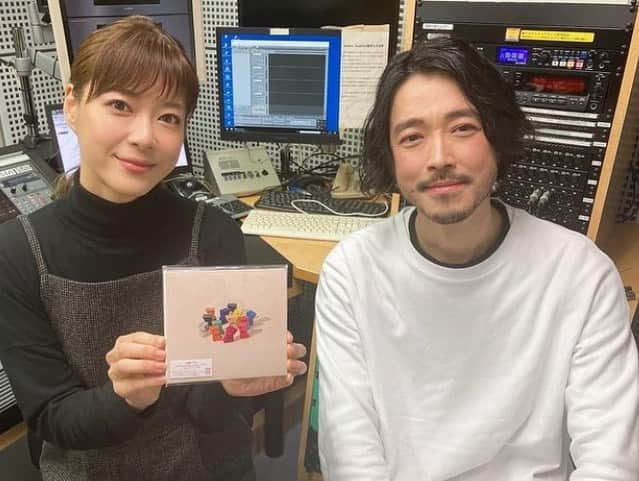 上野樹里さんのインスタグラム写真 - (上野樹里Instagram)「今回のゲストは、大橋トリオさん🎵😄 ニューアルバム「ohashiTrio collaboration best-off White-」の制作についてや、ライブやレコーディングの色々楽しいお話を伺いました😊（今TV東京で放送中の「ヒヤマケンタロウの妊娠」でもお馴染みの、斎藤工さんがmv を撮られているので、裏話もお話ししてくださいました🎥🍔）←こちらは、ロングバージョンに入ってます。ニューシングル「生きる者」は、テクノっぽいイントロが新鮮✨とってもいい曲です😉  #大橋トリオ #上野樹里 #斎藤工 #じゅりノート #jurisfavoritenote   ラジコで聞けます❣️ ロングバージョンは、Audeeで。  日曜午前5時 Juri's Favorite Noteが #FM大阪 #FM岐阜 でスタート！  日曜日のOA局は #FM岩手 #FM秋田  #rberry #interfm  #FM長野 #FM福井  #FM岡山 #FM香川  #FM佐賀 #FM大分  #FM鹿児島   FM青森（土）11:00-11:30 FM岩手（日）05:30-05:55 FM秋田（日）09:00-09:30 Date fm（土）07:30-07:55 ふくしまFM（土）08:30-08:55 FM GUNMA（月）11:30-11:55 Radio Berry（日）18:00-18:30 interfm（日）06:30-07:00 FM長野（日）08:00-08:25 FM富山（土）05:00-05:30 FM石川（金）16:25-16:50 FM福井（日）09:30-09:55 FM岐阜（日）05:00-05:30 FM AICHI（水）20:30-21:00 FM三重（土）09:30-09:55 FM大阪（日）05:00-05:25 Kiss FM（土）19:30-19:55 FM山陰（土）11:30-12:00 FM岡山（日）09:30-09:55 広島FM（土）09:30-10:00 FM山口（土）11:30-11:55 FM香川（日）09:30-10:00 FM徳島（土）11:00-11:30 FM高知（月）10:30-10:55 FM佐賀（日）22:30-22:55 FM長崎（土）09:00-09:25 FM熊本（土）09:30-09:55 FM大分（日）07:00-07:25 FM宮崎（土）05:00-05:30 FM鹿児島（日）07:00-07:30」2月5日 19時53分 - _juri_art_