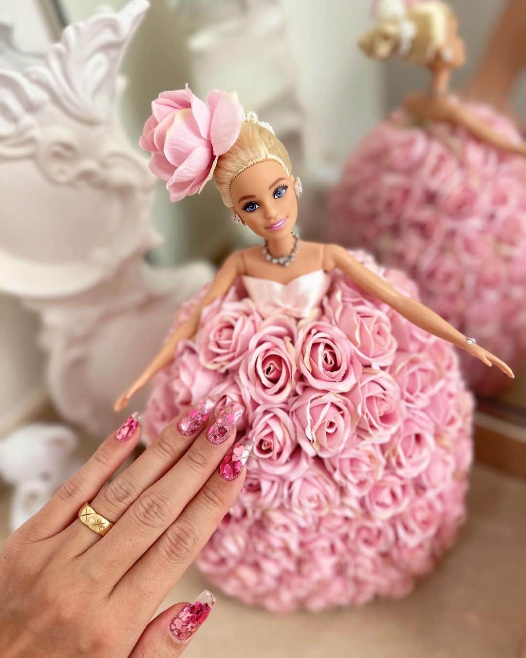 福王寺彩野のインスタグラム：「とんでもなく可愛いお花が届きました🥹🫶 Barbie×プリザーブドフラワー👸💓💖 @selfishcake 🌹🎁 バレンタインネイルと合わせてみた💅💝 ピンクの可愛いもの見てるだけで幸せ🥺💕 #barbie #preservedflower #selfishcake #nail #valentinenails #ellenail #esnail #pink @ellenail_shibuya @esnail_japan」
