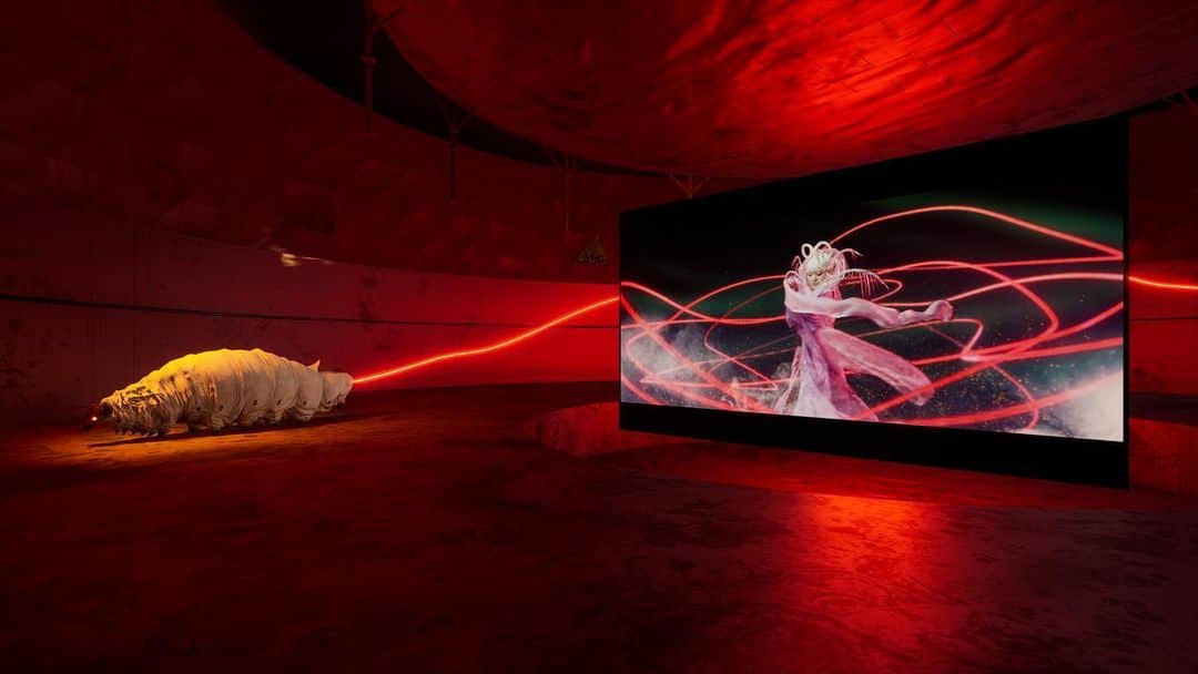 のインスタグラム：「🫀EPOCH’s virtual exhibition LIFELIKE closes online on February 11th but the exhibition will be expanded and have an extended IRL life at @vellum_la opening March 9th!  Today we are featuring a work by artist and filmmaker @5putniko located in the entrance of the West Lung of our virtual Biosphere 2. LIFELIKE is curated by @katie_peyton_.   Experience it at EPOCH.gallery   Sputniko! Red Silk of Fate, 2016 HD video with audio, 3D sculpture TRT: 4 minutes 37 seconds  The red silk line that connects two people who are destined to be together appears across many Chinese, Japanese and Korean mythologies. The delicate silk line symbolizes the fragility of love at times. On the other hand, such a thin line represents the passion in love that is powerful and irresistible.   Through the genetically engineered red silk containing Oxytocin (known as the socially bonding, love hormone) invented by artist Sputniko! (Hiro Ozaki) with Professor Hideki Sezutsu from the University of Tokyo, the Asian mythology of the "Red Silk of Fate" is recreated.   LIFELIKE is curated by @katie_peyton_ and explores the work of seven artists logging biological, genetic, and behavioral information on a digital ledger, invoking a conversation about how to take back body sovereignty in Web3. Inspired by Hofstadter’s text “Bodies on the Blockchain” for @right_clicksave, EPOCH has placed the work of seven artists inside a virtual representation of BIOSPHERE 2, a failed twentieth-century experiment in self-sustaining post-ecocollapse living.  🤍The entire LIFELIKE exhibition is offered on the @algorand blockchain in an edition of 3. Proceeds will be distributed among the artists and contributors.  #epochgallery #lifelike #sputniko #katiepeytonhofstadter #rightclicksave #biosphere2 #contemporaryart #internetart #vr #virtualgallery #virtualart #artandtech #immersive #ecological #equitable #sustainable #algorand」