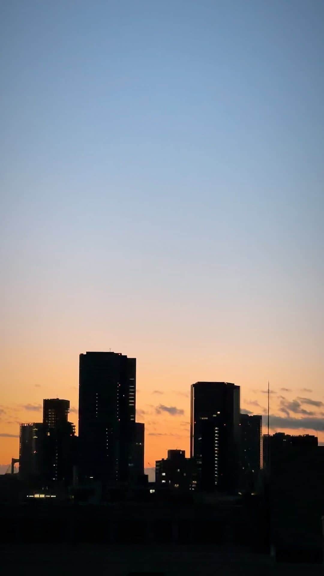 澤田友美のインスタグラム：「今日のMagic hourは🟧🟪🟦な色味です🌝✨ 毎日違う。この静けさの無音の音がスーッとする😊 . . #magichour #tokyo」