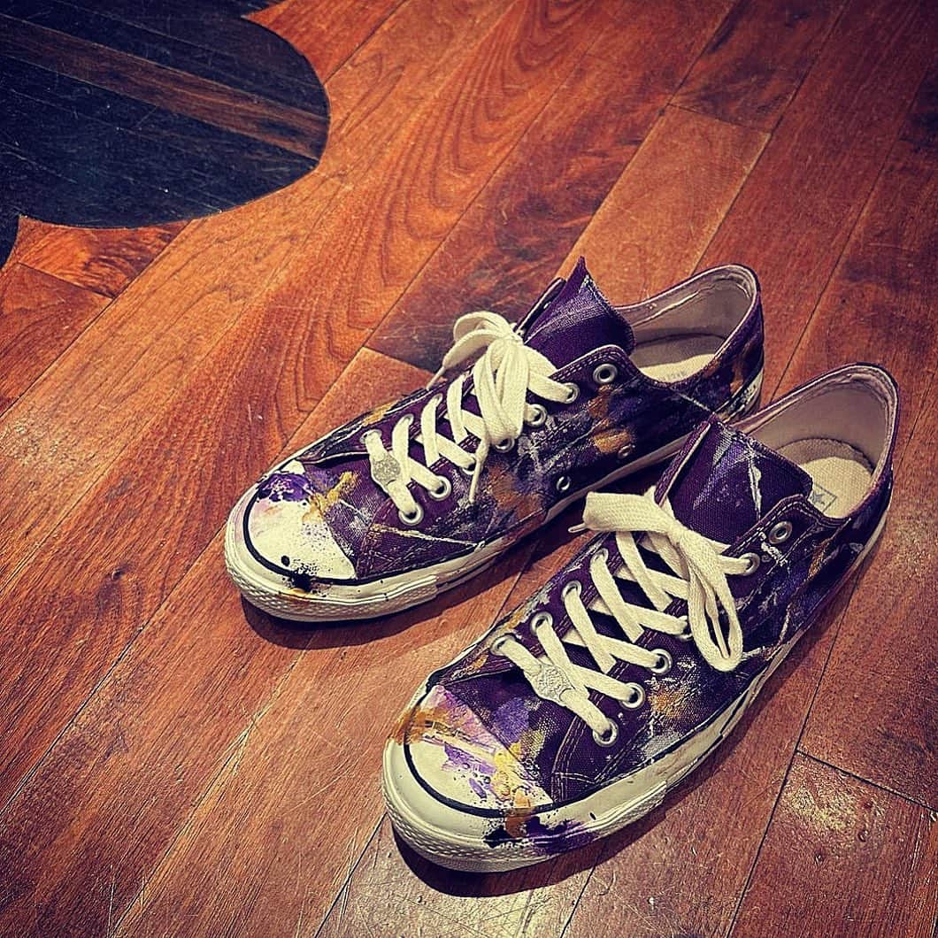 澤田友美のインスタグラム：「vintage converse  鮮やかなpurpleの🟪Chack Taylor⛓ にペイントカスタムを🎨🙏✨ . . クロムハーツのシューレースがついているのはじめてみた✨カモフラージュっぽくペイントさせていただきました。 @kokomo785 さんありがとうございます😊✨ ドキドキしたけど楽しい🎨✨ . . ペイントカスタムなどのお問い合わせは直接DMで @tomomi__sawada にご連絡下さい🎨✨  #vintageconverse #converse #chacktaylor #chromehearts #paintcustom」