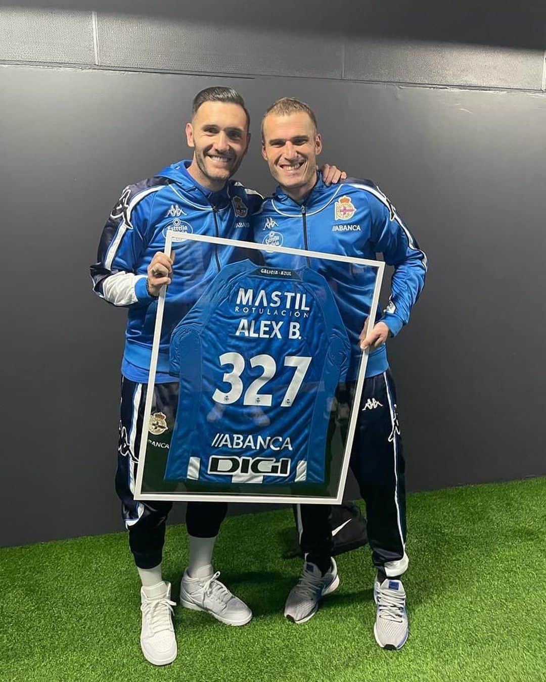 ルーカス・ペレスのインスタグラム：「3 puntos importantísimos,gran esfuerzo de todo el equipo,seguimos!!!💪💙  Enhorabuena amigo por entrar en el top 10 y seguir haciendo historia,un placer poder compartirlo contigo!」