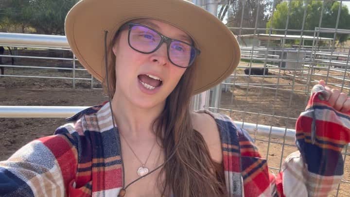 のインスタグラム：「Check the link in bio to make a @browseyacres order in time to stock up for Super Bowl Sunday/Valentines day! We’re excited to finally start offering our pasture raised corn and soy free chicken in 15 lbs boxes you can customize yourself on our site 🍗  We also offer our #fullbloodwagyu in curated boxes until this summer when we’ll finally be able to offer custom wagyu boxes as well🙌🏼 check @browseyacresoregon to see more about how our chicken and wagyu are pasture raised mimicking natural processes using regenerative practices- and make an order to support our mission to be a positive force of change in agriculture 👩🏼‍🌾 🙏🏼❤️🐂🐓」