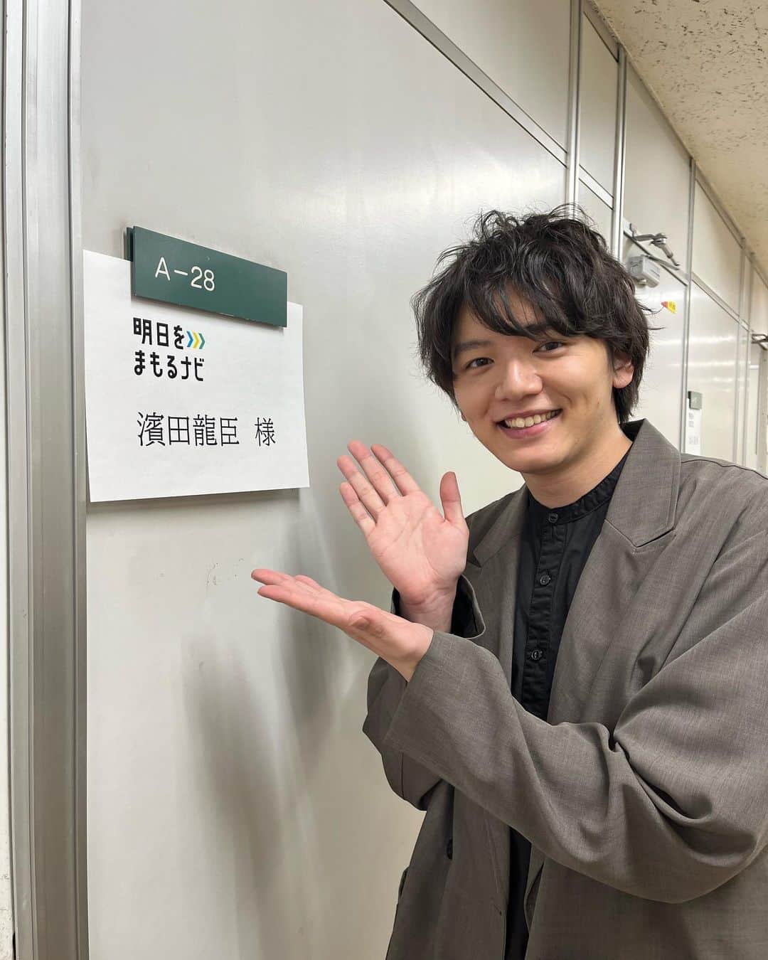 のインスタグラム：「NHK｢明日をまもるナビ｣ ありがとうございました！🙇‍♂️  Today's  Coordinate ジャケット @remer_official パンツ @casperjohn_gallery  @sian.pr」