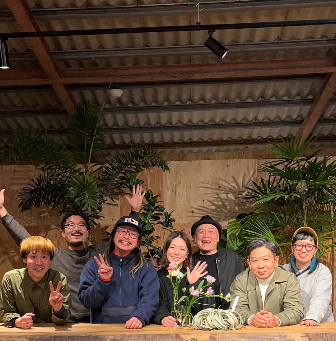 加藤紀子のインスタグラム：「「FARM TO MUSIC」 お越し下さった皆様、本当にありがとうございました！  手作りイベントだからこその 温かさと心地よさに満たされた、 嬉しい時間が過ごせました。  今回、 声を掛けてくれたアラへアムチーム　@araheam  カトノリ農園のお野菜をミラクルに美味しくしてくださった蜂屋君　@bee_by_konomichi  ふくどめ小牧場さん　@fukudomesmallfarm  空間と会話を紡いでくれた夫　@firoshi1  には、たらふくの感謝しかないです！ さらには「美味しい！」とニコニコ食べて下さったお客様にも、深く感謝をするばかりです。  野菜作りを始めてから10年、 ようやく鹿児島でも、カトノリ農園野菜を食べて頂けるだなんて。 この先、こんな機会があちこちで増えるといいな〜と思った夜となりました。  #valetta の外園さんにはDJ前に急遽髪をバッサリ #数分のトークショー #一人シラフの刑事ちん #オリジナルグッズ販売」