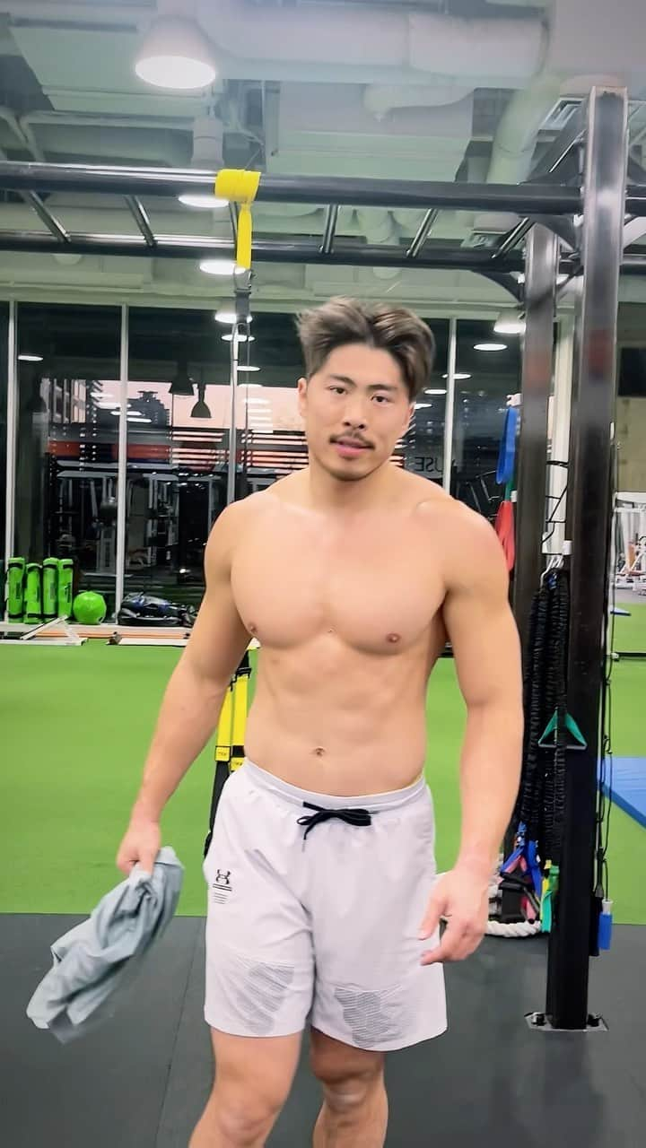 栗原嵩のインスタグラム：「Today’s training. 100kg のハングクリーンを10回連続で出来るだけ速く爆発的に上げる。 22kgのダンベルスラスター6回からの足上げ腹筋8回からのバイク10calを10セット 瞬発力と心肺機能の組み合わせトレーニング。 #dah #domeathletehouse」