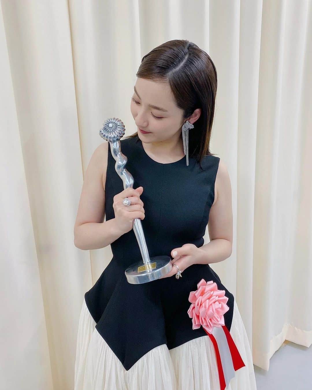 平祐奈のインスタグラム：「『恋は光』 キャスト4名で新人賞、監督賞、作品賞を頂きました。  今日はとても嬉しく思い出深い1日となりました。  デビューから12年経ったのでここから2周目のスタート。 これからも作品とお客様を大切に繋いでいけますよう丁寧に向き合っていきます。  誠にありがとうございます💐 #第44回ヨコハマ映画祭」
