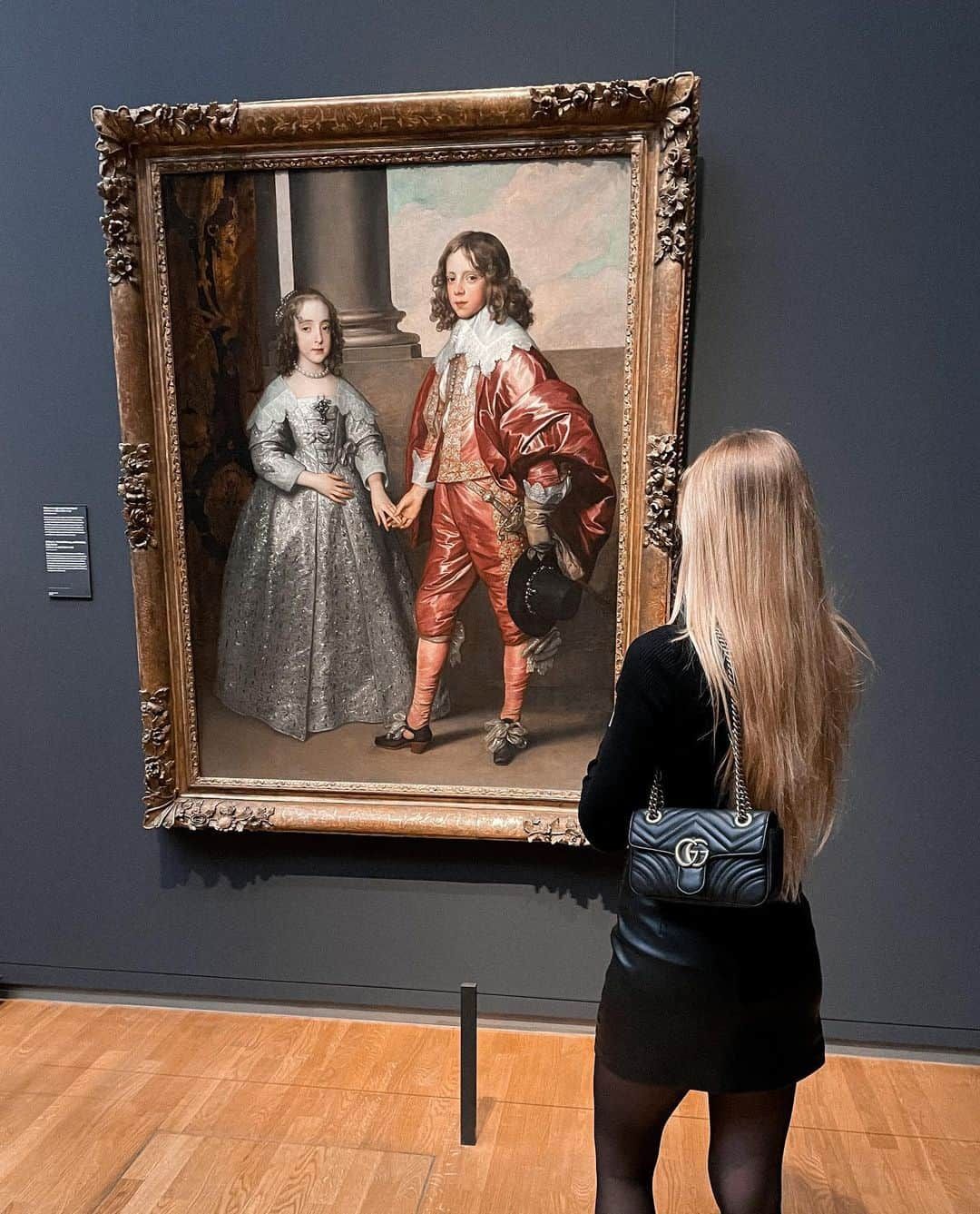 Rubiaのインスタグラム：「In a room full of art 🖼️ I’d still stare at you. #museumlovers」