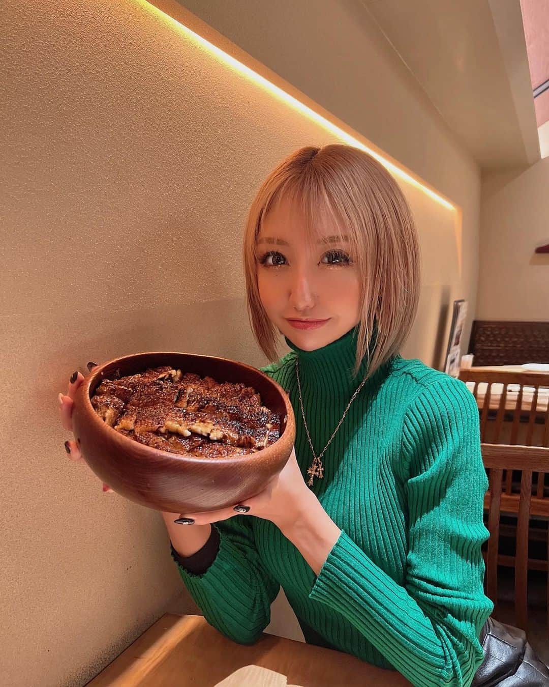 のインスタグラム：「︎︎︎︎︎︎☑︎ ❤︎❤︎❤︎  大好きな特上ひつまぶしを食べに 【 炭焼 うな富士 】さんにまた行ってきたよ💗  ここのひつまぶしが1番好き🤤🫶🏽💕 ほんとに美味しいのでおすすめです❕  ヒートテック出てるのは気にしないでね🤣✌🏽w  #食べログ#ひつまぶし#炭焼うな富士  #鰻#有楽町グルメ #有楽町#うな富士」