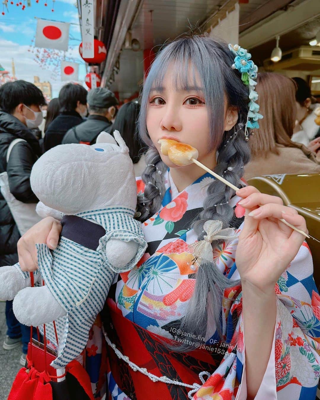 泥泥林のインスタグラム：「和服泥祝大家元宵節快樂🏮  Today’s Lantern Festival, a celebration of blessings🥰 好喜歡和服這套的照片，其他我放小帳~ @janie153cm  𝘔𝘰𝘳𝘦 𝘱𝘩𝘰𝘵𝘰𝘴 𝘵𝘰 𝘴𝘩𝘢𝘳𝘦 𝘸𝘪𝘵𝘩 𝘶 𝘰𝘯 𝘮𝘺 𝘣𝘢𝘤𝘬𝘶𝘱 ↗↗↗   - 以下是 #泥の旅遊碎片 ♡ #Janie153TravelLife  應該蠻多人知道我奶奶是日本人的 但這是我第一次穿和服👘 同行的妹子們都選了很溫柔的款式 不過我自己則是比較偏好鮮豔的款式  看來看去還是選了這套幾何花紋的 帶點大正年代的風格真的很合眼緣😆 腰帶就配了同色系但比較沉澱的款式 自己覺得整體搭起來蠻順眼的꒰ ´͈ ᵕ `͈ ꒱♡  穿和服的時候着付師問我胸包起來可以嗎？ 很順口的就回了：いいですよ～ 沒想到不是單純的包起來 是用好幾條毛巾 把胸到腰身都用力緊緊纏住… 因為和服是直筒狀的，這樣外層才會平整 剛穿好的時候花了一點時間適應調節呼吸🤣  出租和服的地方都有包髮型、提袋跟木屐 難得可愛的頭髮也是那裡的髮型師做的🥰  很推薦去日本玩的同學們體驗一下和服 但真的不建議冬天去，超級冷🥶  那天一直走來走去當下是不覺得冷 但回來了在整理照片的時候 才發現原來露在外面的手都凍紅了🥹  - 這次去日本適逢他們過年的期間 可以左滑看第二張體會一下 過年時來淺草參拜的人潮有多少( ´﹀` ٥ )  不過過年期間真的很有氛圍啦！ 大家一起求籤祈福的感覺很好😊  - 最後兩張是黑道家的千金(???) 順便紀錄凍紅了的手手。  📍 #浅草 #東京 #日本 🇯🇵 2023.01.02 #travel #Asakusa #Tokyo #japan」