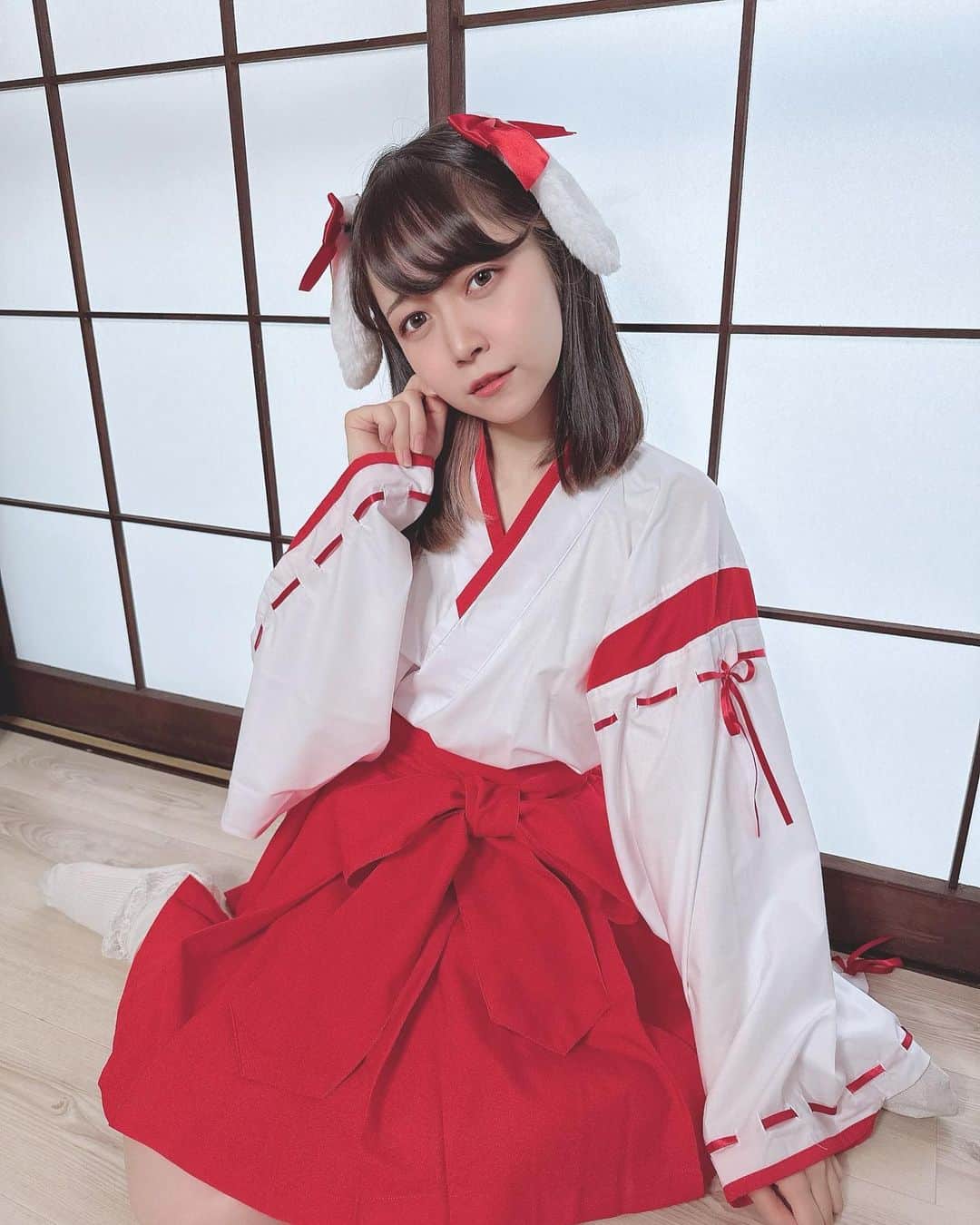 神沢有紗のインスタグラム：「ウサみみこ ･ ･ ･ #巫女 #巫女コスプレ #うさ耳  #portraitphotography #portrait_shots  #instagram #fashion  #modeling #portrait #portraitphotography #portrait_shots  #japanesegirl #萌 #自拍 #swag #맞팔 #맞팔해요 #otakugirl #otaku #コスプレイヤー  #ポートレート #ポートレートモデル #ポートレート女子 #被写体 #ポトレ #モデル #自撮り #自撮り女子 #コスプレイヤー自画撮り部 #黒髪 #cosplay #cosplayer」