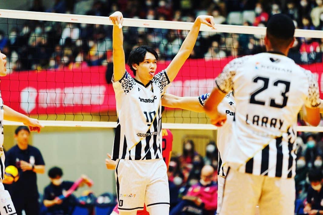 山内晶大のインスタグラム：「. . . ⚪️😛🤍 . . 次の週は試合がありませんが 次のホームゲームに向けて 調整します☝️ . . . #panasonicpanthers」