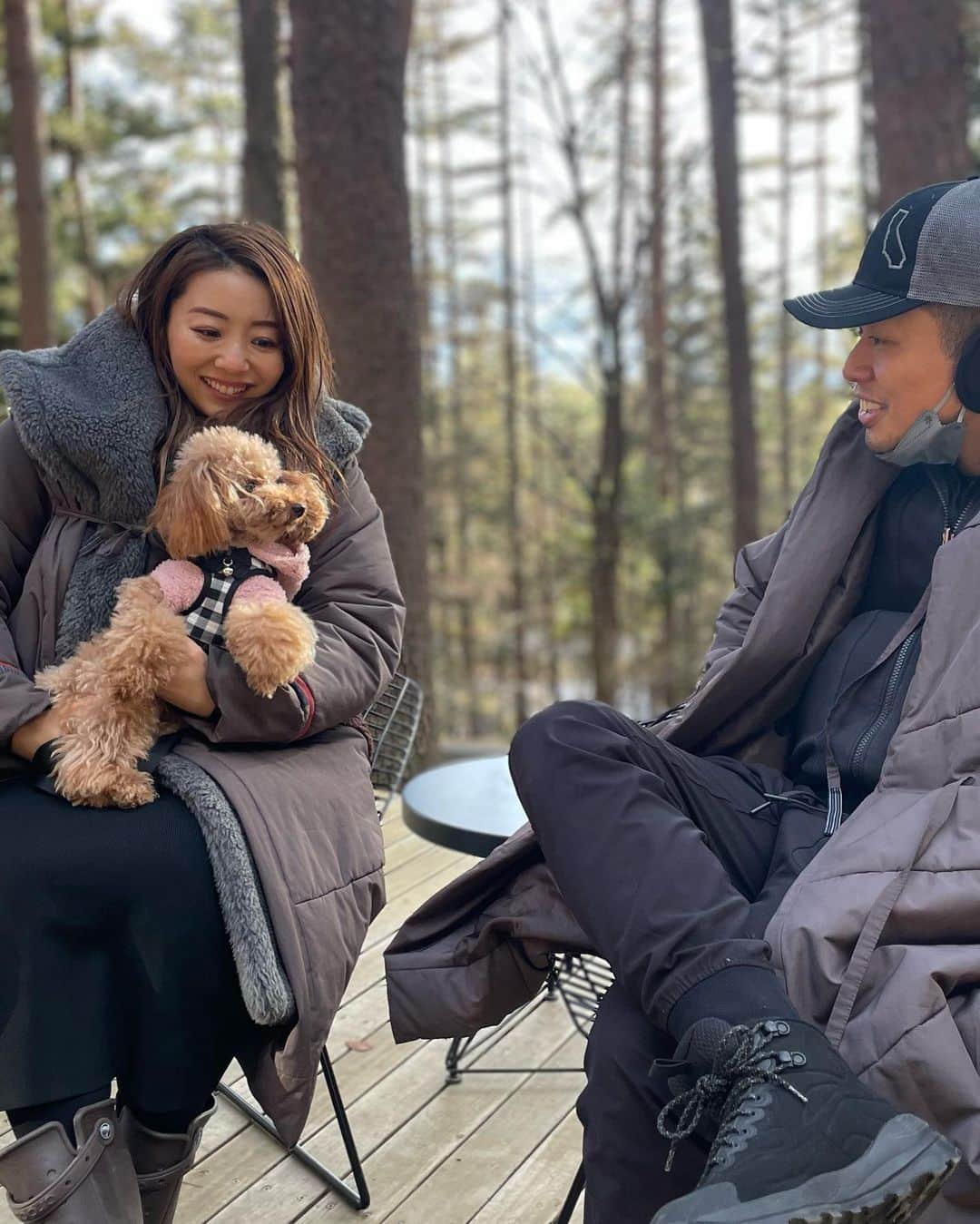 まりなさんのインスタグラム写真 - (まりなInstagram)「ルル🐶を連れてグランピング行ってきました🥹✨  ずっと行きたかった憧れの星のや富士🥹🌱 めちゃ寒い日で心配だったんだけど、さすがさすがの星のや様😂👏防寒対策バッチリでぬくぬくで楽しめました✌️(コート二枚重ねで着膨れマックスw🐷)  色々感動だったけど、コタツ入りながら外で作ったホットサンドが美味しすぎた（鴨肉とりんごスライスとネギのホットサンド😂)  いつか行きたい！いつかやりたい！だとまじでタイミング逃しそうだから(そういうのいっぱいあるよね)できる時にいっぱい叶えたいな〜!!  みんなはどこに行きたいですか〜??☺️  #グランピング #星のや  #星のや富士  #犬のいる暮らし  #宅トレ #宅トレダイエット  #mariness #マリネス」2月5日 22時30分 - takemari1219