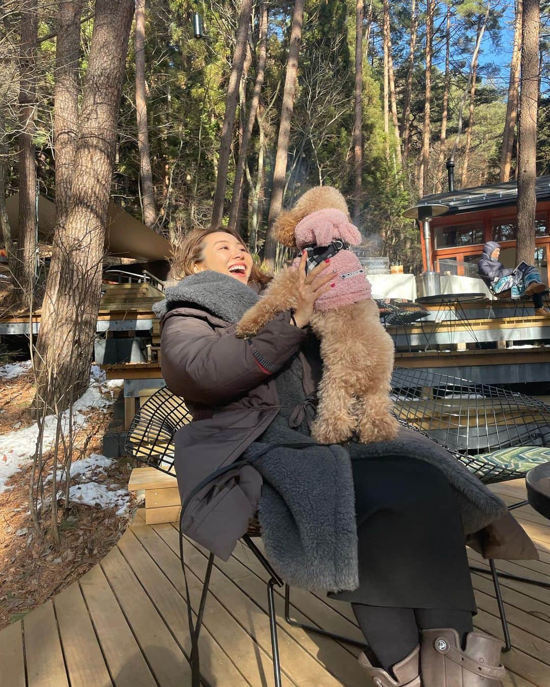 まりなさんのインスタグラム写真 - (まりなInstagram)「ルル🐶を連れてグランピング行ってきました🥹✨  ずっと行きたかった憧れの星のや富士🥹🌱 めちゃ寒い日で心配だったんだけど、さすがさすがの星のや様😂👏防寒対策バッチリでぬくぬくで楽しめました✌️(コート二枚重ねで着膨れマックスw🐷)  色々感動だったけど、コタツ入りながら外で作ったホットサンドが美味しすぎた（鴨肉とりんごスライスとネギのホットサンド😂)  いつか行きたい！いつかやりたい！だとまじでタイミング逃しそうだから(そういうのいっぱいあるよね)できる時にいっぱい叶えたいな〜!!  みんなはどこに行きたいですか〜??☺️  #グランピング #星のや  #星のや富士  #犬のいる暮らし  #宅トレ #宅トレダイエット  #mariness #マリネス」2月5日 22時30分 - takemari1219