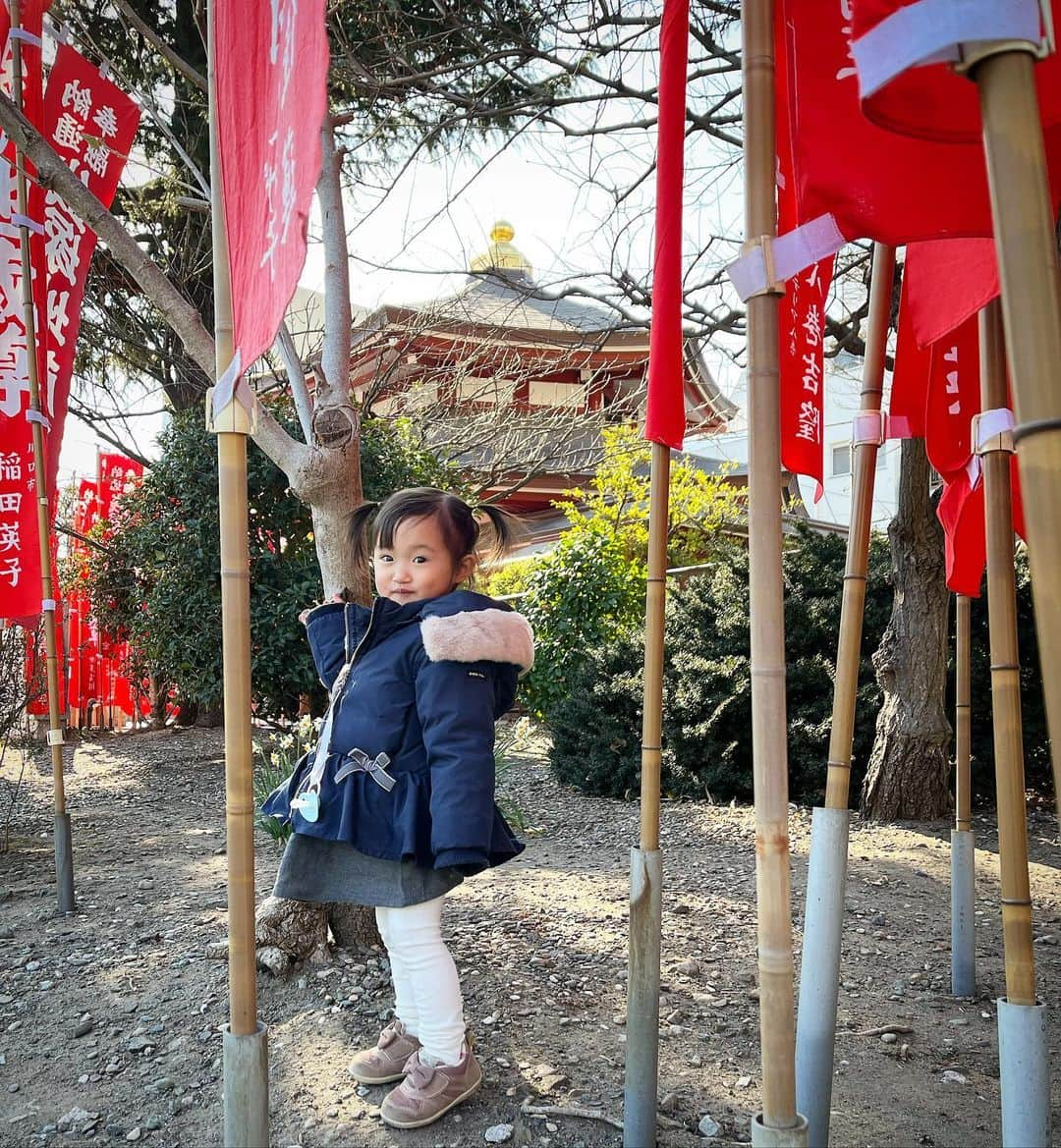 友稀サナのインスタグラム：「娘が2歳を迎えました🎂 おめでとう🎉☺️ 今日まで無事に生かせた私、偉い🥳‼️← . 最近はもう超絶好調にイヤイヤ期で母はてんっっってこまい😇 成長過程として理解しているのは大前提ですが、、まぁこちらも人間ですし？🦍 何もかもイヤｧｱｧｱｧｧｧｱｧ‼️😭ってなられるとメンタルやられるよね〜😇 「はあ？！何が気に入らんの？💢」って毎日1000回は言ってる🫠ｺﾞﾒﾝﾅ。 去年までの神童お嬢さんは何処へ？？🙃 ご機嫌な時は安定のウルトラ天使なのですが…🤔 (なんとでも言ってくれ) . 娘の中で天使と悪魔が行ったり来たりな日々🫥 ま、母はあんま変われないけど君はまだまだ成長真っ只中だからな。 好きと嫌いをしっかり言えて、意思を相手にどう伝えるかを 「イヤ‼️」以外の言葉で表せられるようになるまで泣き叫びながら学習してくれたまえ🫠← . . まだ小柄ちゃんではあるけど、子犬サイズで産まれた事を思うと ずいぶん大きくなったもんだ🐶⭐️🌈 うちは兄妹11ヶ月差だから、2週間ほど齢が被るんよな🤪 だから今家には2歳児が2名🤣ｵﾓﾛ まぁ来週には兄さん3歳になるけれど。 . 娘ちん、2歳おめでとう㊗️ 今日まで沢山頑張ってくれてありがとう。 きっと沢山の事我慢してくれてるよね。 いつも2人を50%ずつしか構ってあげられてないよね。寂しい想いもさせてると思う。 でも「ここのお家の子になろ〜👼🏠」って決めて来てくれたんよな？(母の圧w) だったらさ、こんな母ちゃんだけどさ、これからもついてきてくれよな💪 最高の人生送らせてやんよ🎉 世界で一番可愛いくって憎ったらしい🤪愛しい我が娘😌🫶 だいすきだぞ 2歳も楽しんで行こ〜〜〜😘❣️ . . . #happybirthday#birthdaygirl#birthday #お誕生日#お誕生日おめでとう#2歳誕生日  #2歳女の子#2歳バースデー#バースデー #ハッピーバースデー#2thbirthday  #年子#年子ママ#年子兄妹  #令和3年ベビー#もうベビーではないな  #幼児だな#レベルアップ#おめでとう #ママリ#ママライフ#ママスタグラム  #イヤイヤ期#はよ終われ」