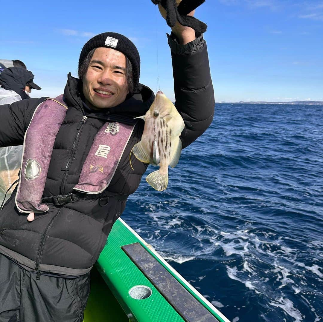 萱和磨のインスタグラム：「釣り🎣 カワハギ2匹釣れました。 とてもリフレッシュになりました✨ ※酔い止めを飲んだので船酔いはしませんでした。 #セントラルスポーツ釣り大会　 #船宿吉野屋」