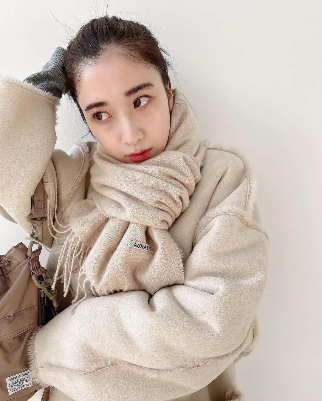 田原可南子のインスタグラム：「最近のおとも🌷  ベビーカシミヤ100% 軽く、柔らかく、あたたかいストール。 @auralee_tokyo   バッグは機能性抜群で使いやすくて 最近は本当にこればかり！ かわいー。 @porter_yoshida_co.official  @hyke_official   チャレンジをしてみたり 新たな気持ちと出会ったり 自分と向き合いながら慌ただしく駆け抜けた1月。 そんな毎日を過ごす中で 丁寧に生きることを思い出させてくれる大切なアイテム🕊️  気付けば2月。 本格的な冬到来に痺れますが 楽しく頑張りましょう😌❤️  それにしてもあほ毛がすごい😂」