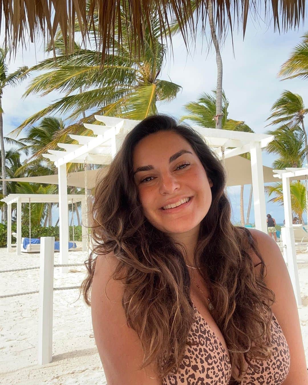 のインスタグラム：「Vacation mode 🌴☀️  (I feel so rusty on Instagram I can’t think of anything else to write 🙈 I’m sorry I haven’t been posting on here very much. Ever since this turned into a video platform I’ve been way overthinking it. But I’ve always loved sharing on here! Especially through captions. Also, I still love photos! So I’m gonna try my best to post more regularly ❤️ Sending you all so much love!)」